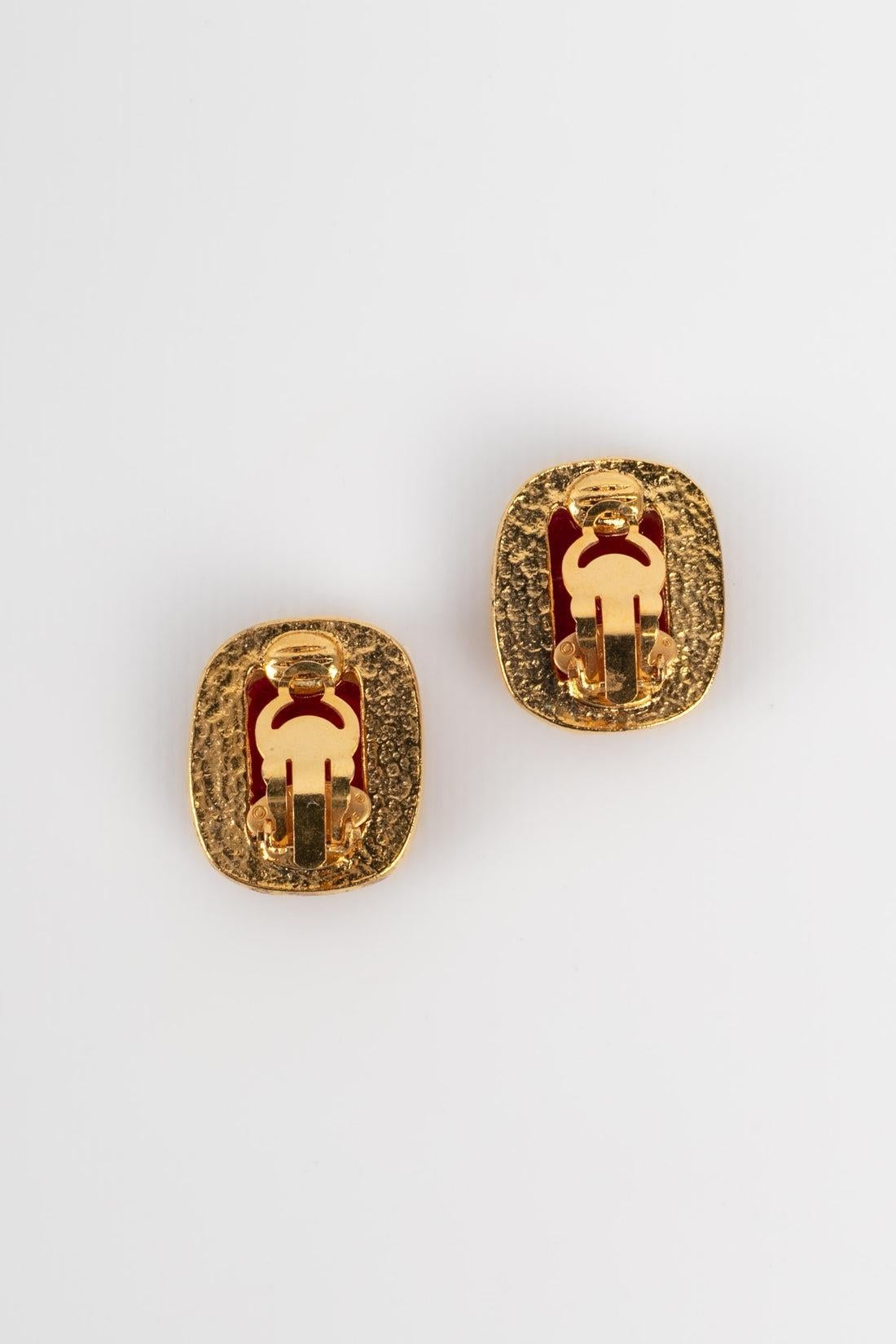 Chanel Clip-on Earrings in Golden Metal with Glass Paste Cabochons Spring, 1993 In Excellent Condition In SAINT-OUEN-SUR-SEINE, FR