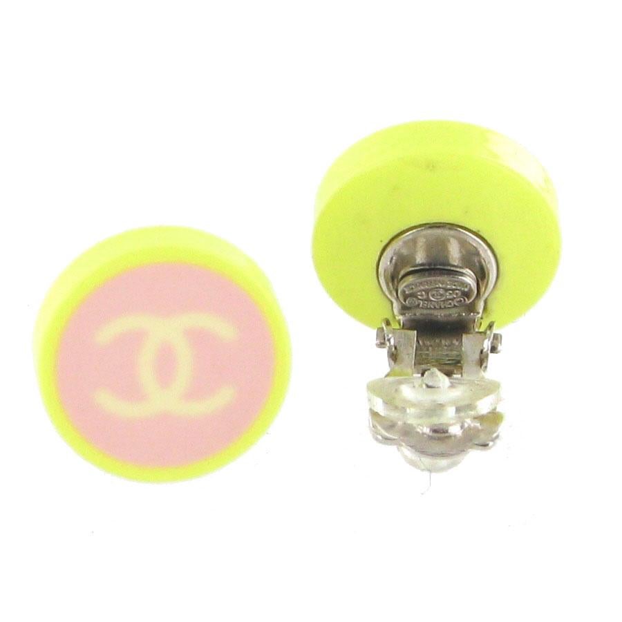 CHANEL Clip-On Earrings In Yellow And Pink Resin In Excellent Condition In Paris, FR
