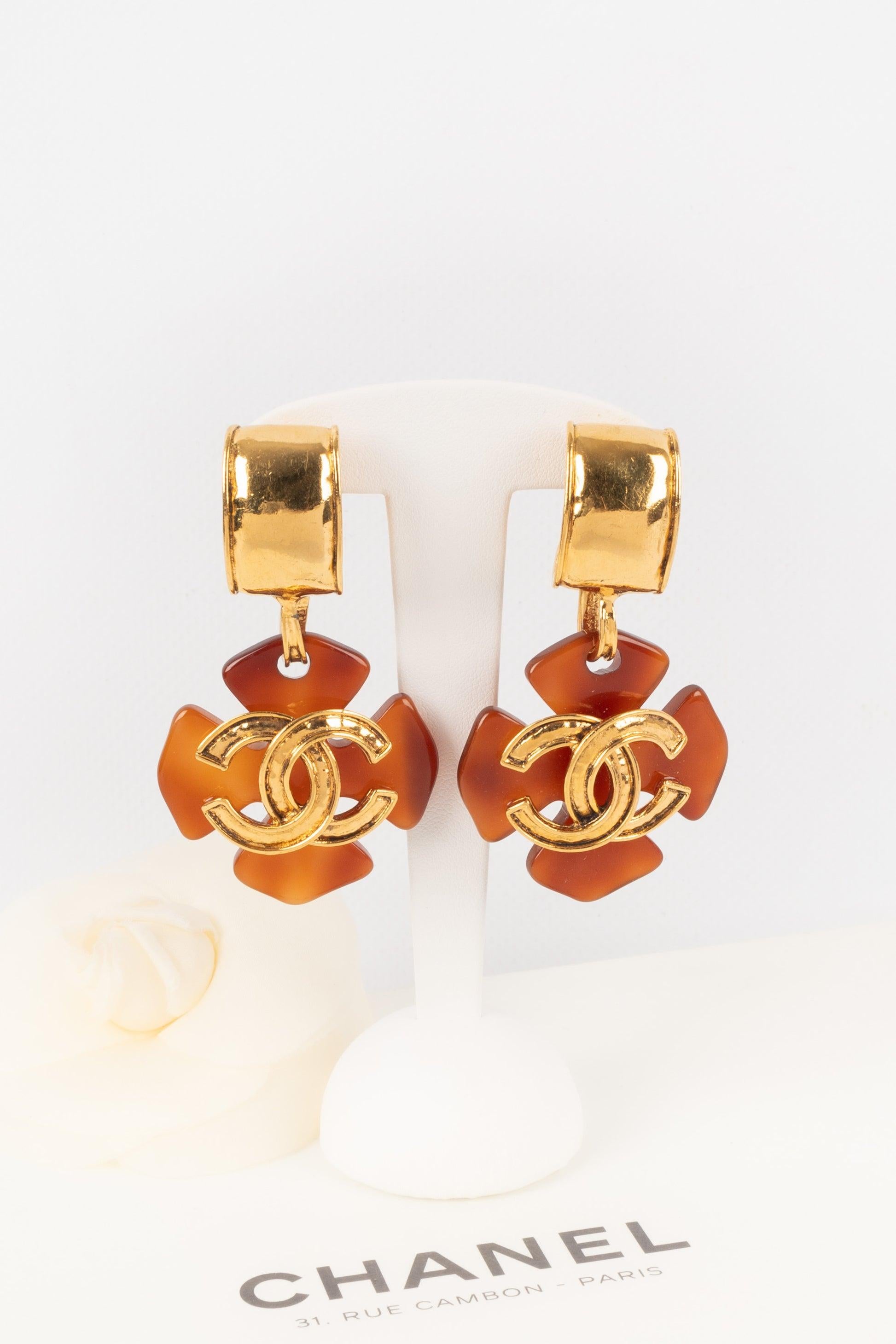 Chanel Clip-On Earrings with Bakelite Fourèleaf, 1994  In Excellent Condition For Sale In SAINT-OUEN-SUR-SEINE, FR