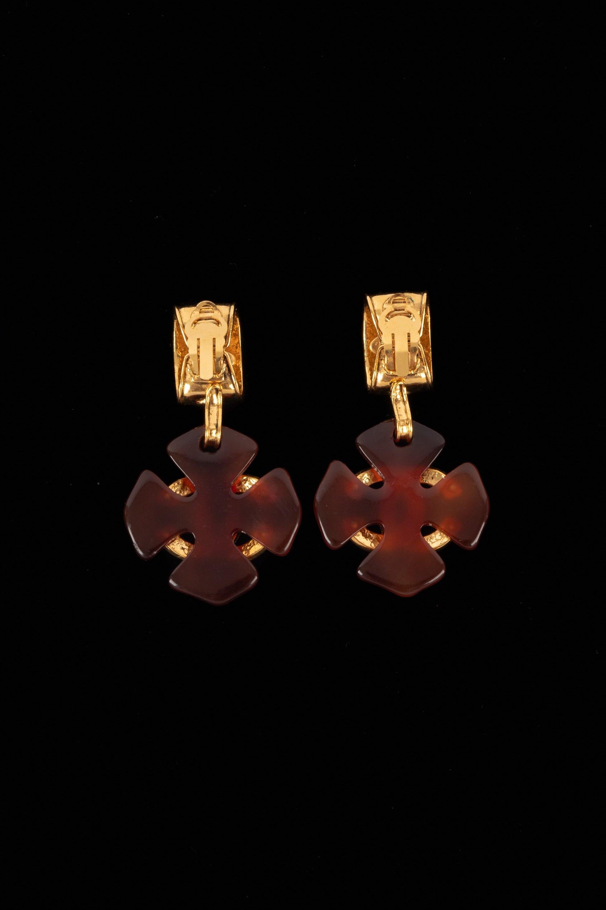 Chanel Clip-On Earrings with Bakelite Fourèleaf, 1994  For Sale 1