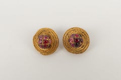 Boucles d'oreilles à clip Chanel avec perles de costume centrales par Rousselet