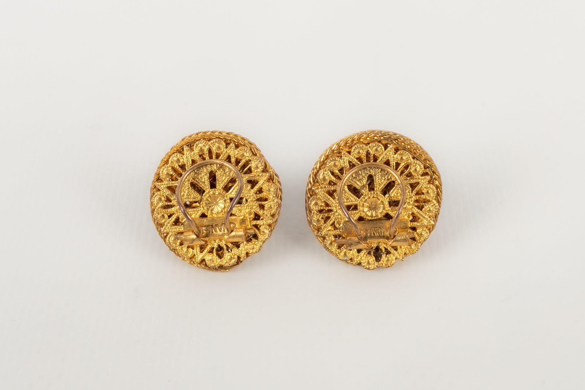 Chanel - Clip-on earrings with central costume pearls ornamented with glass paste cabochons and surrounded with a golden chain. Haute Couture jewelry from the Coco era, designed by the Rousselet atelier.

Additional information:
Condition: Very good