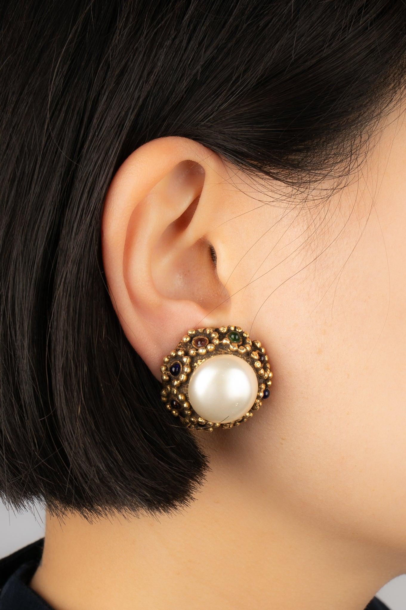 Orecchini a clip Chanel con perle in costume in vendita 1