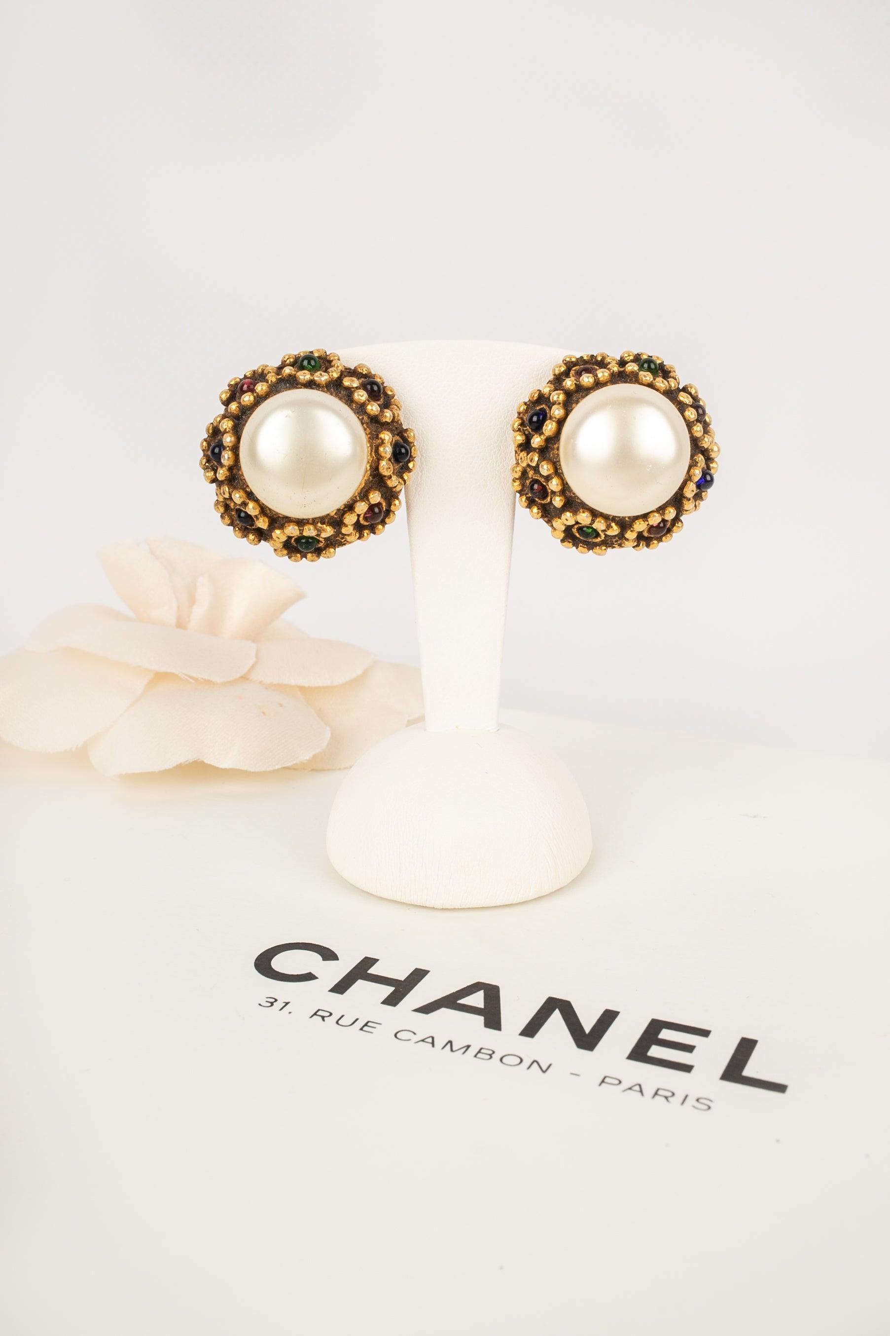 Orecchini a clip Chanel con perle in costume in vendita 2