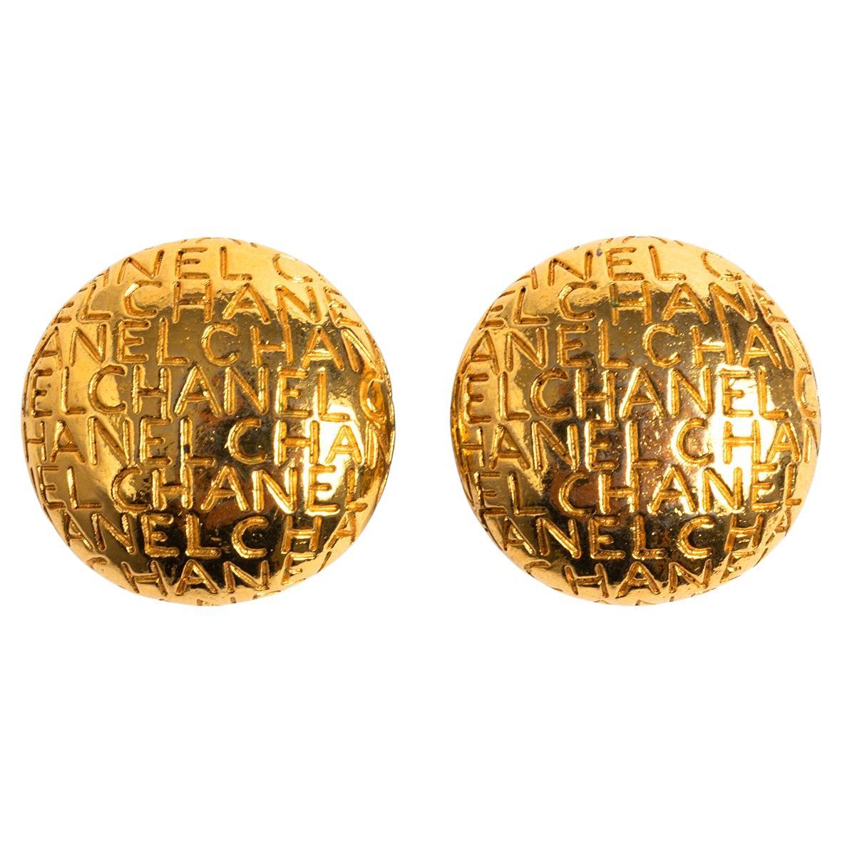 Chanel Pendientes de metal dorado grabado con clip. Estampado CR Chanel, 1990-92.