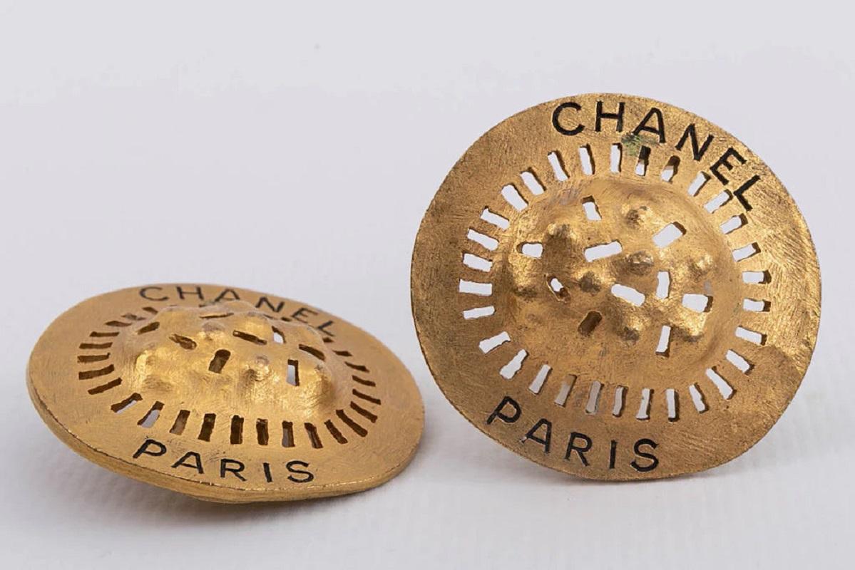 Chanel Clip-on Gilded Metal Earrings, 1994 Spring Collection In Good Condition For Sale In SAINT-OUEN-SUR-SEINE, FR