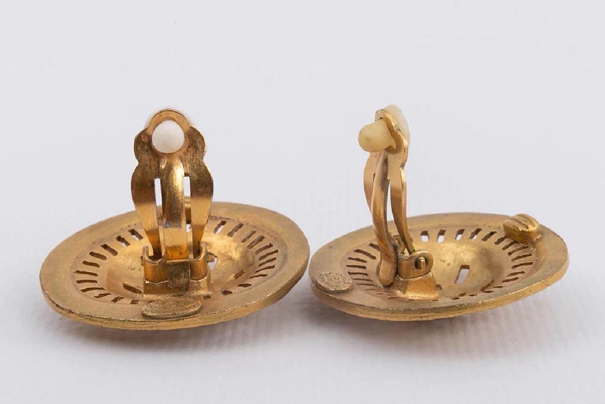 Women's Chanel Clip-on Gilded Metal Earrings, 1994 Spring Collection For Sale