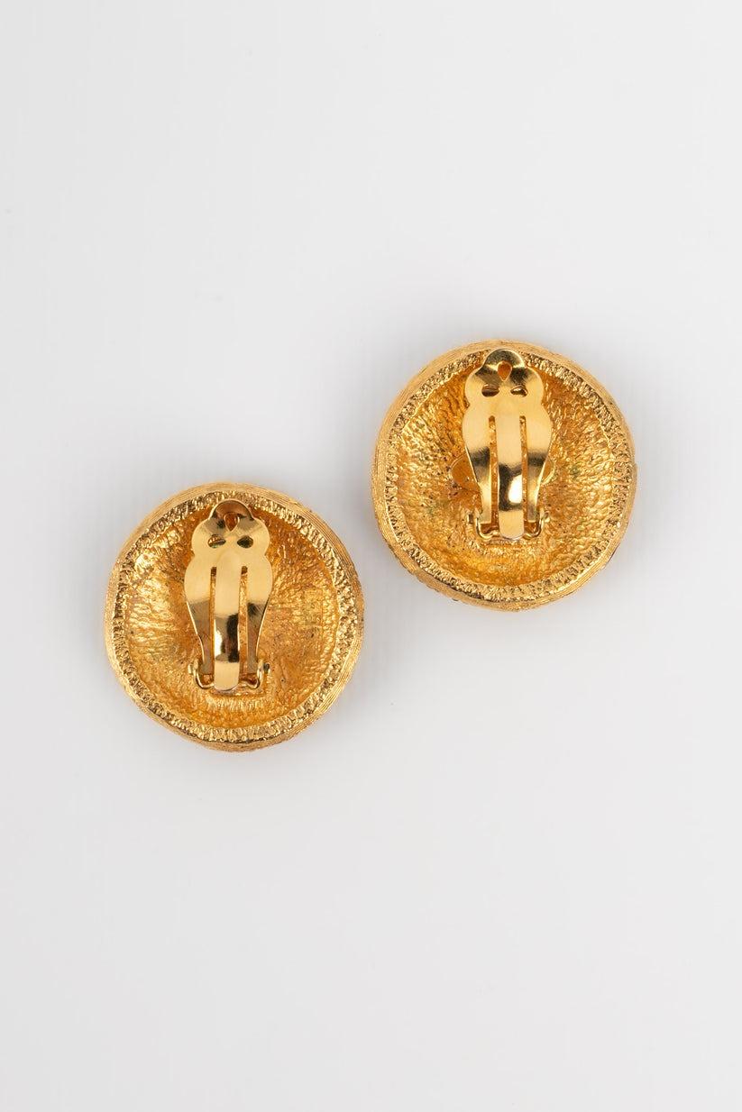 Chanel Clip-on Golden Metal Earrings In Good Condition For Sale In SAINT-OUEN-SUR-SEINE, FR