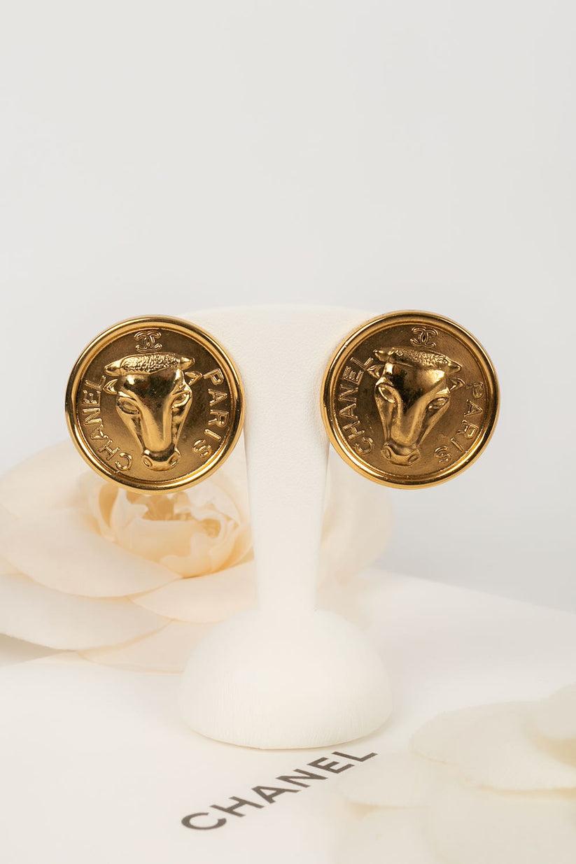 Chanel - (Made in France) Clips Earrings in gold metal. They are engraved with the S of sales.

Additional information:
Dimensions: Ø 3 cm

Condition: 
Very good condition

Seller Ref number: BOB63