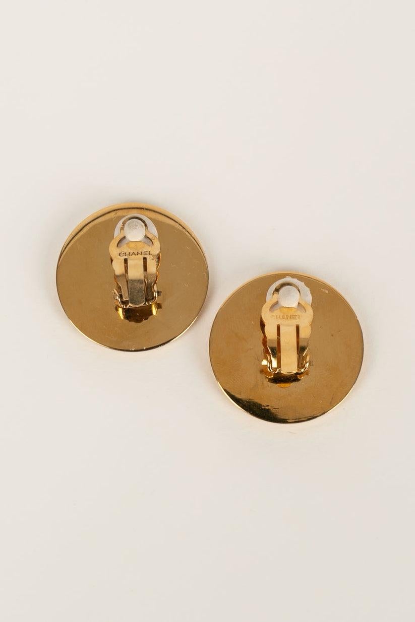 Chanel Clip-Ohrringe aus Gold und Metall (Künstler*in) im Angebot