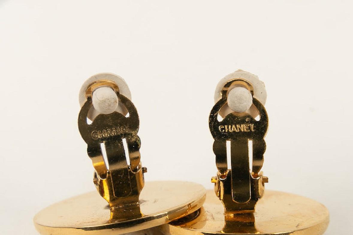 Chanel Clip-Ohrringe aus Gold und Metall Damen im Angebot