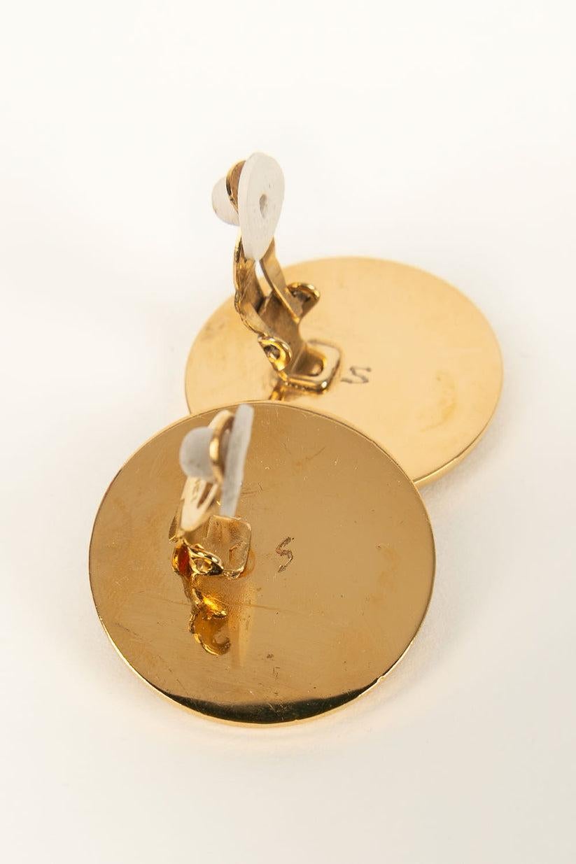 Chanel Clip-Ohrringe aus Gold und Metall im Angebot 1
