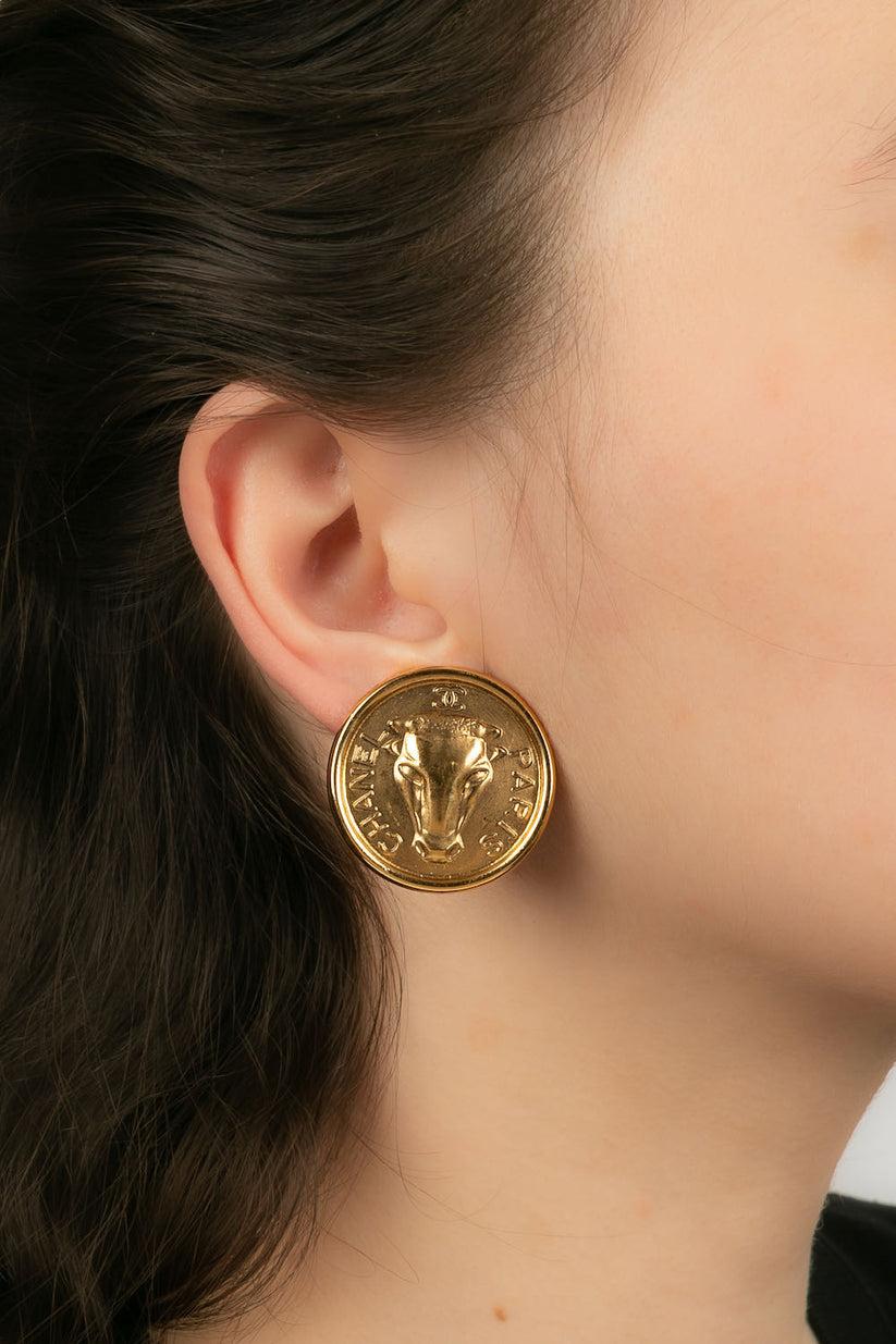 Chanel Clip-Ohrringe aus Gold und Metall im Angebot 2