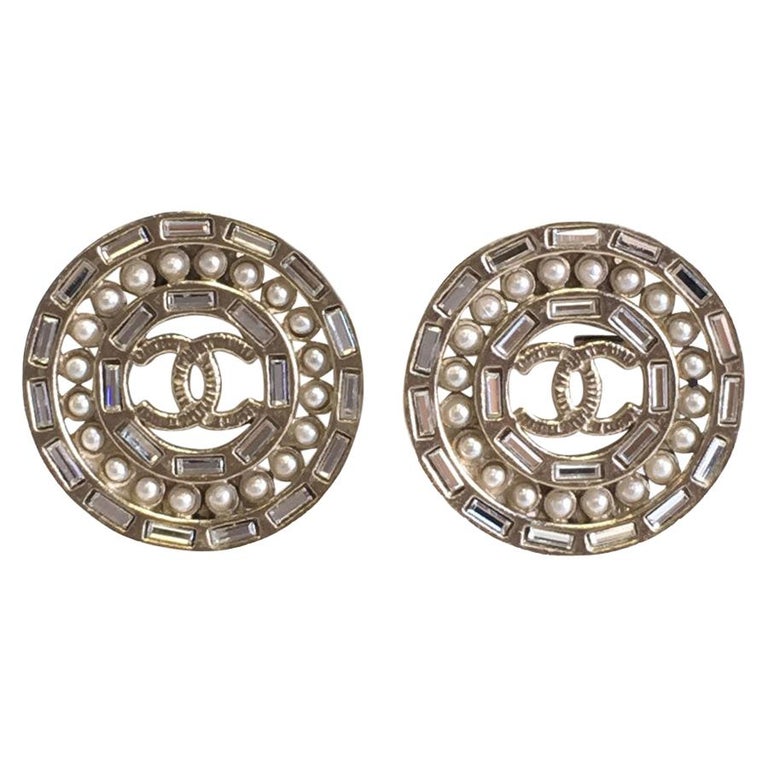 CHANEL Clips In Matte Gold Metal, Emerald, Rhinestones And Pearl at 1stDibs