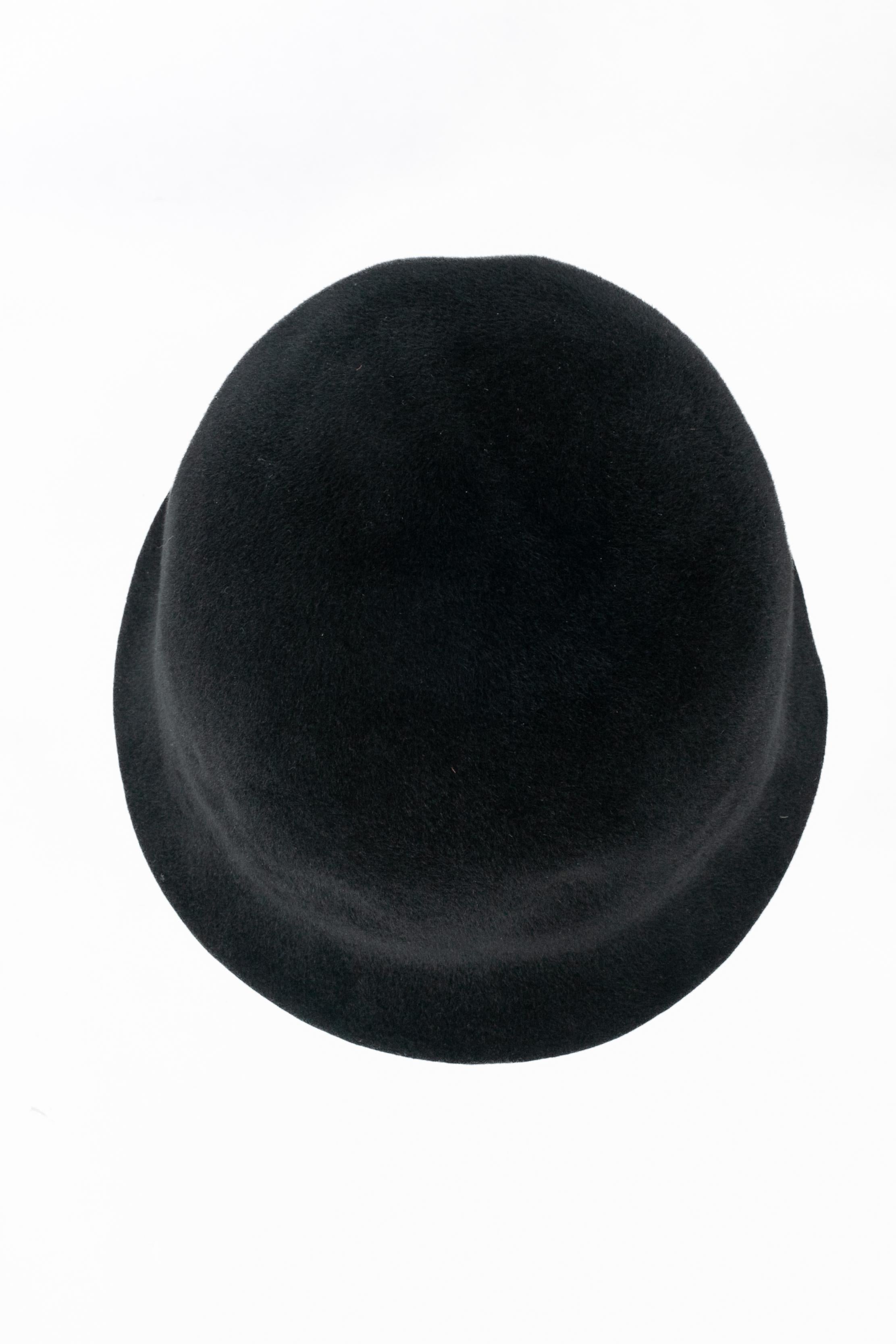 Donna Cappello a cloche Chanel in vendita