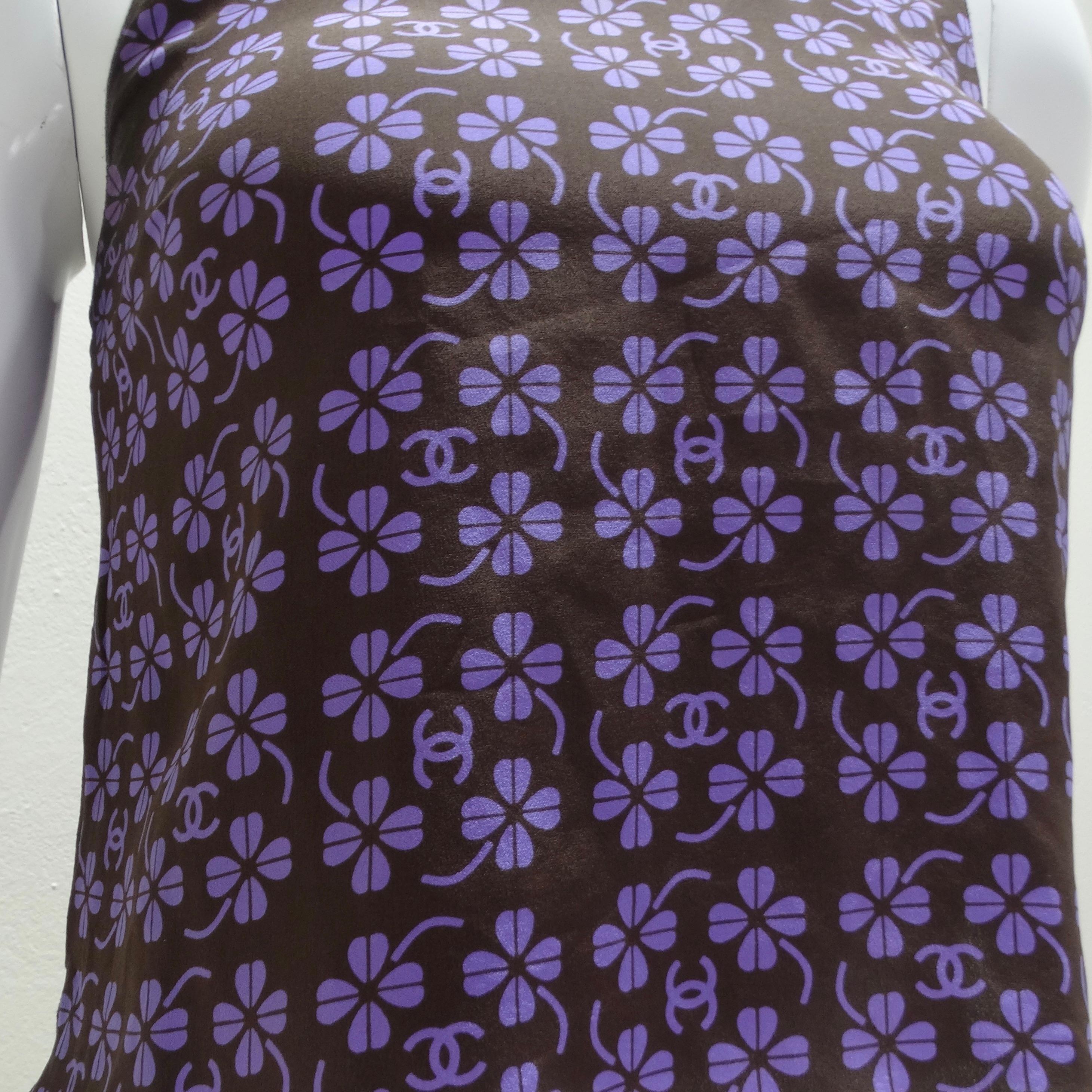 Discover the epitome of timeless fashion with the Chanel Clover CC Logo Print Sleeveless Shirt. This exceptional sleeveless crop top is a tribute to Chanel's legacy of elegance, featuring a unique brown base adorned with a captivating purple print,