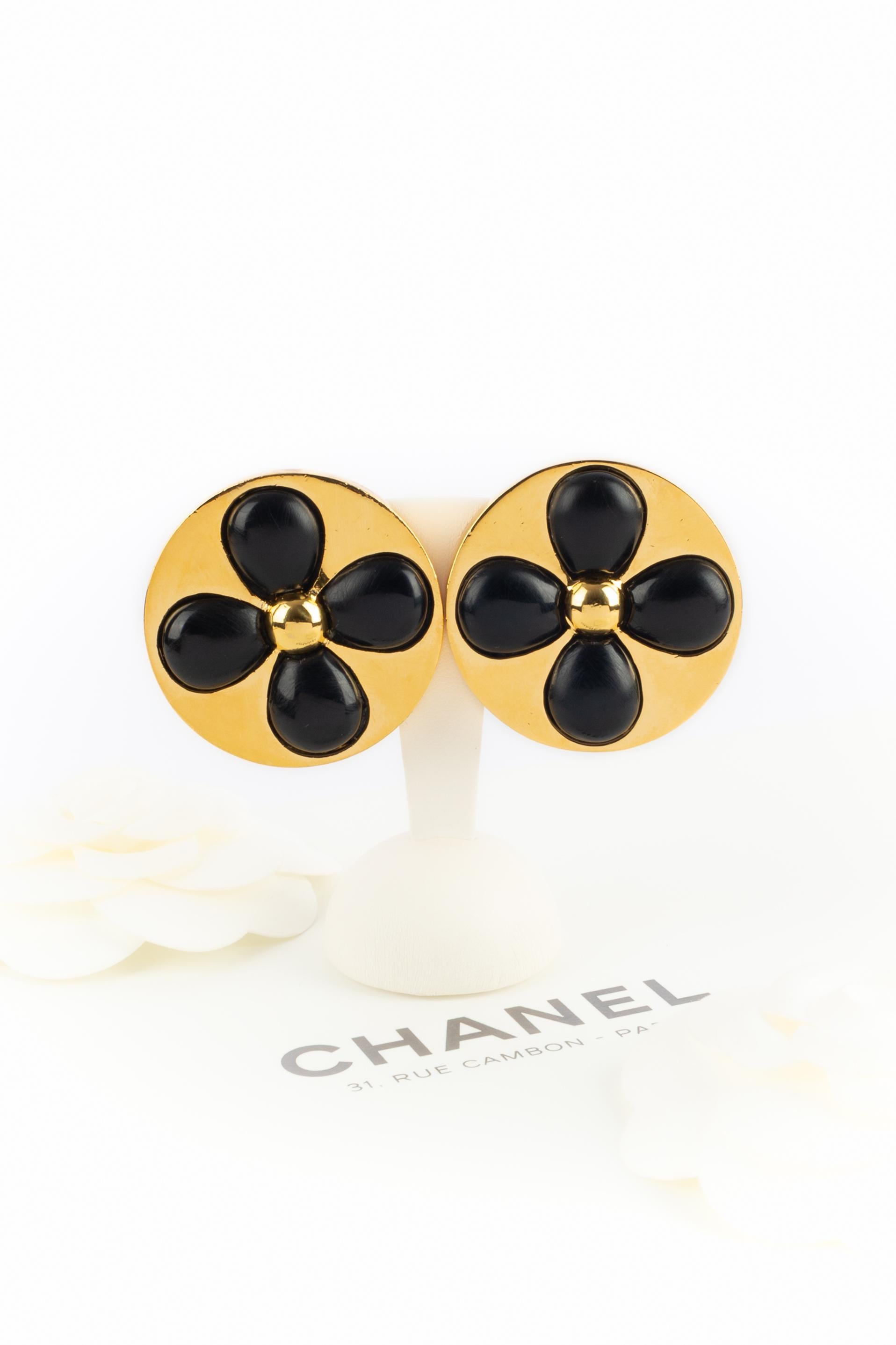 Chanel - (Made in France) Orecchini a clip in metallo dorato con fiori neri. Una collezione 2cc3 della fine degli anni '80.

Condizioni:
Ottime condizioni

Dimensioni:
Diametro: 4 cm

SKU:BOB249