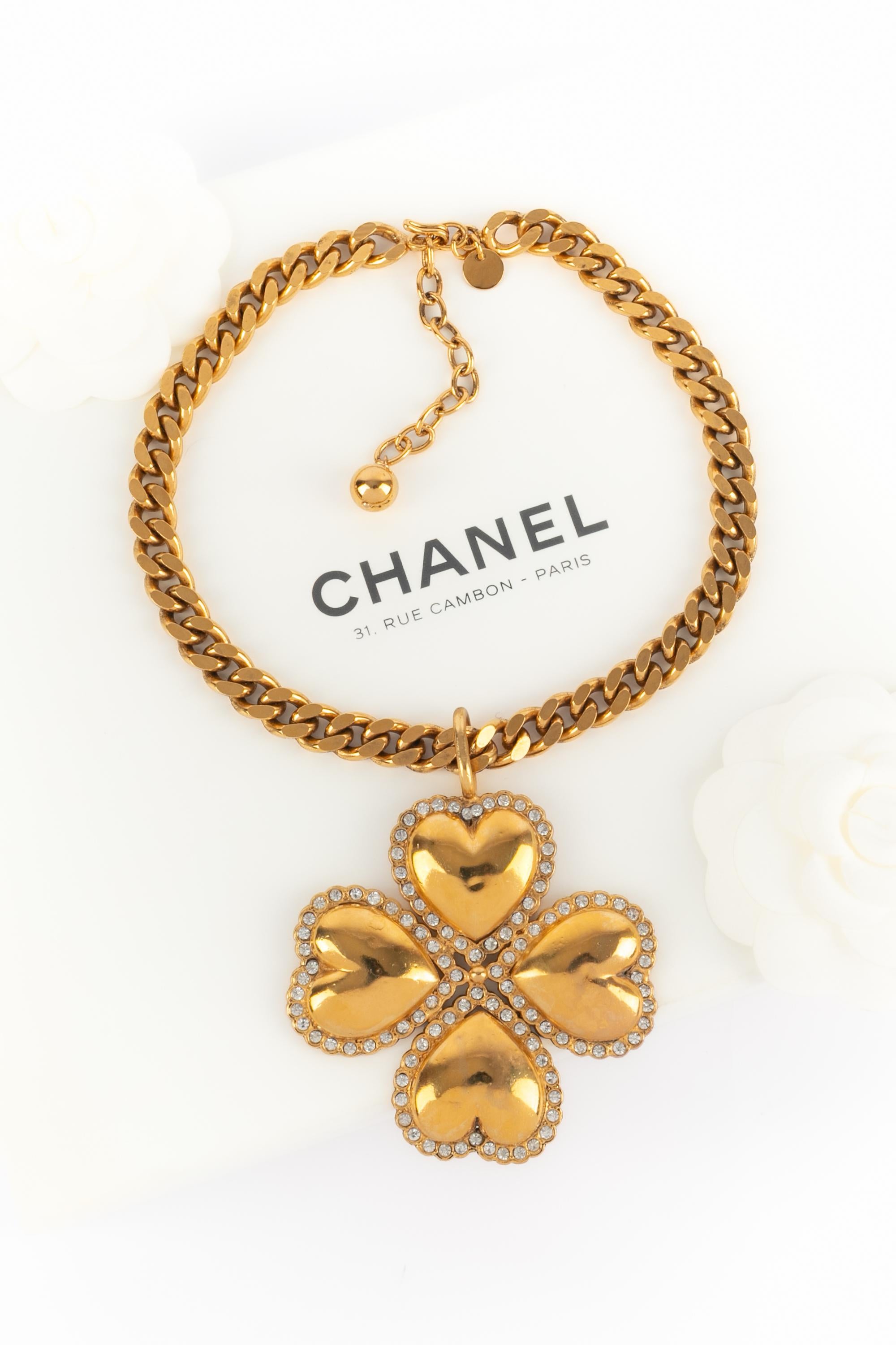 CHANEL - (Made in France) Golden metal necklace with a four-leaf clover pendant ornamented with Swarovski rhinestones. A 1986 Collection.

Condition:
Very good condition

Dimensions:
Length: from 37 cm to 45 cm - Pendant: 7.5 cm x 8 cm

SKU:CB162