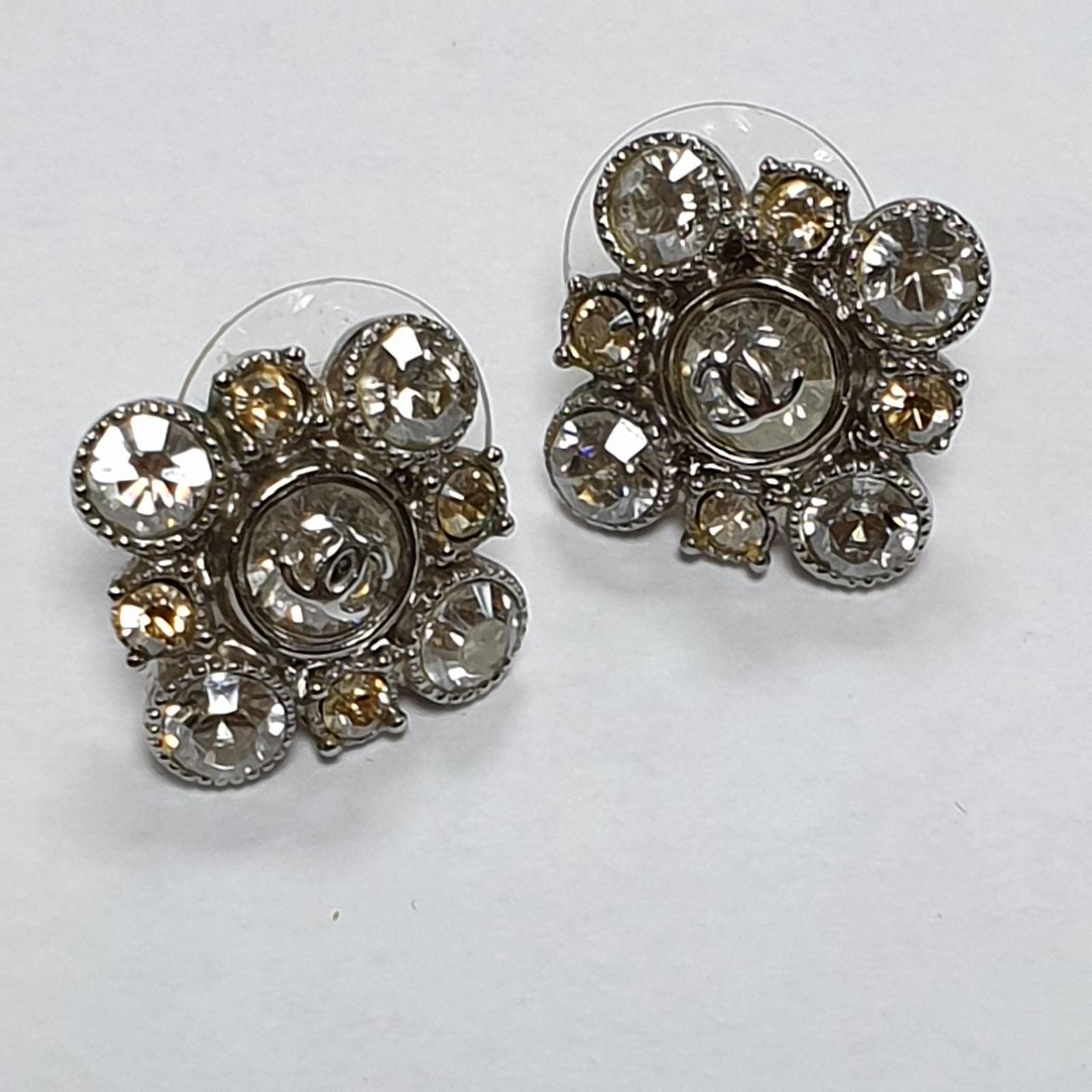 CHANEL Cluster Argyle Champagne Diamond Square Pierced Earrings
Size: 0.6 inches approximately (1,4 cm)
Color: Silver, Champagne yellow
