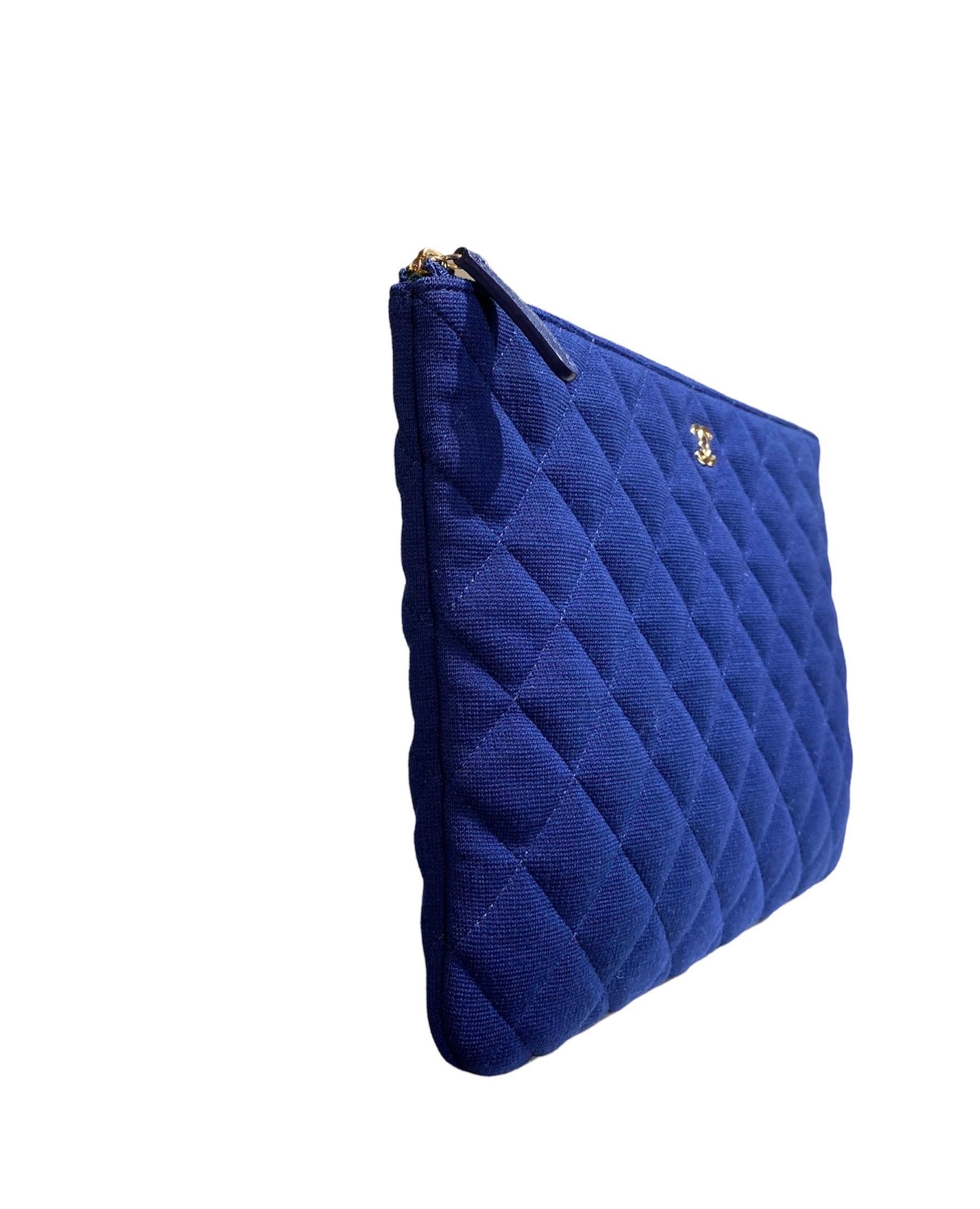 Clutch signed Chanel, model carried by hand, made of blue quilted fabric, with silver hardware.

Equipped with a zip closure, internally lined in green canvas, roomy for the essentials.

It is not equipped with any type of handle, it has an internal
