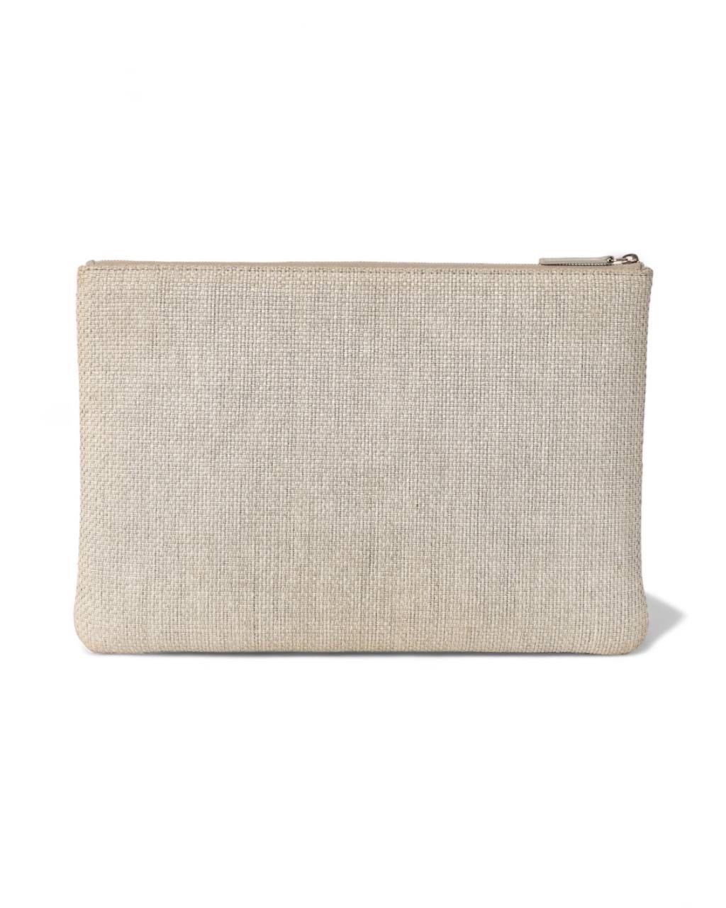 Clutch firmata Chanel, misura PM, realizzata in tessuto Deauville Grigia con hardware argentati. Dotata di una chiusura superiore a zip, internamente rivestita in tessuto trapuntata tono su tono, capiete per l’essenziale. Anno di produzione