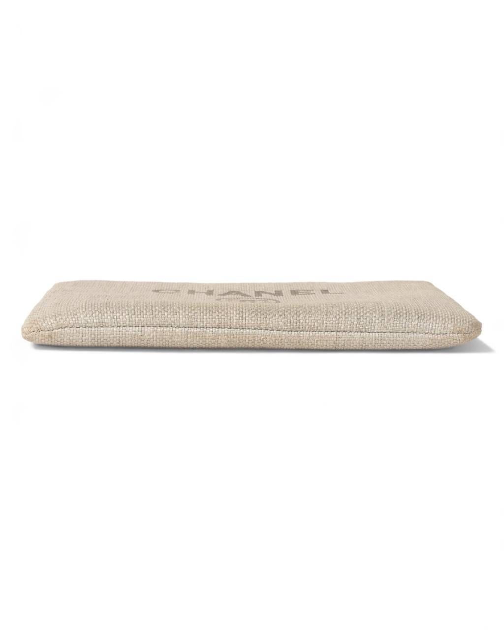 Women's or Men's Chanel Clutch Deauville MM Grigia For Sale