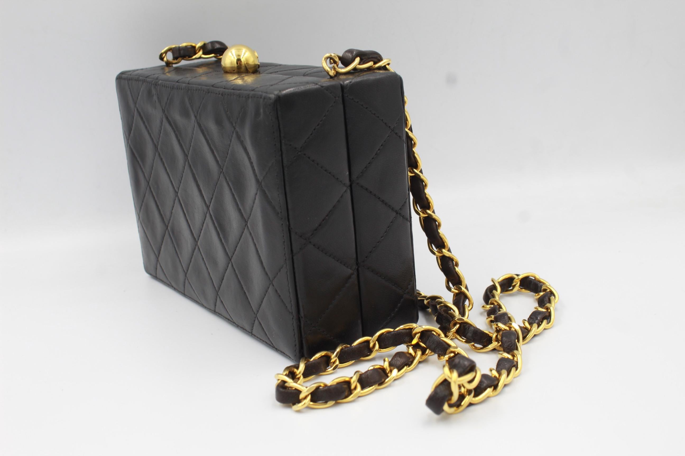 Chanel clutch shoulder bag in black leather.
1996 - 1997
Good condition, with some light signs of wear ( light scratches on the leather ).
Can be wear crossbody. 
11cm x 17cm x 6cm