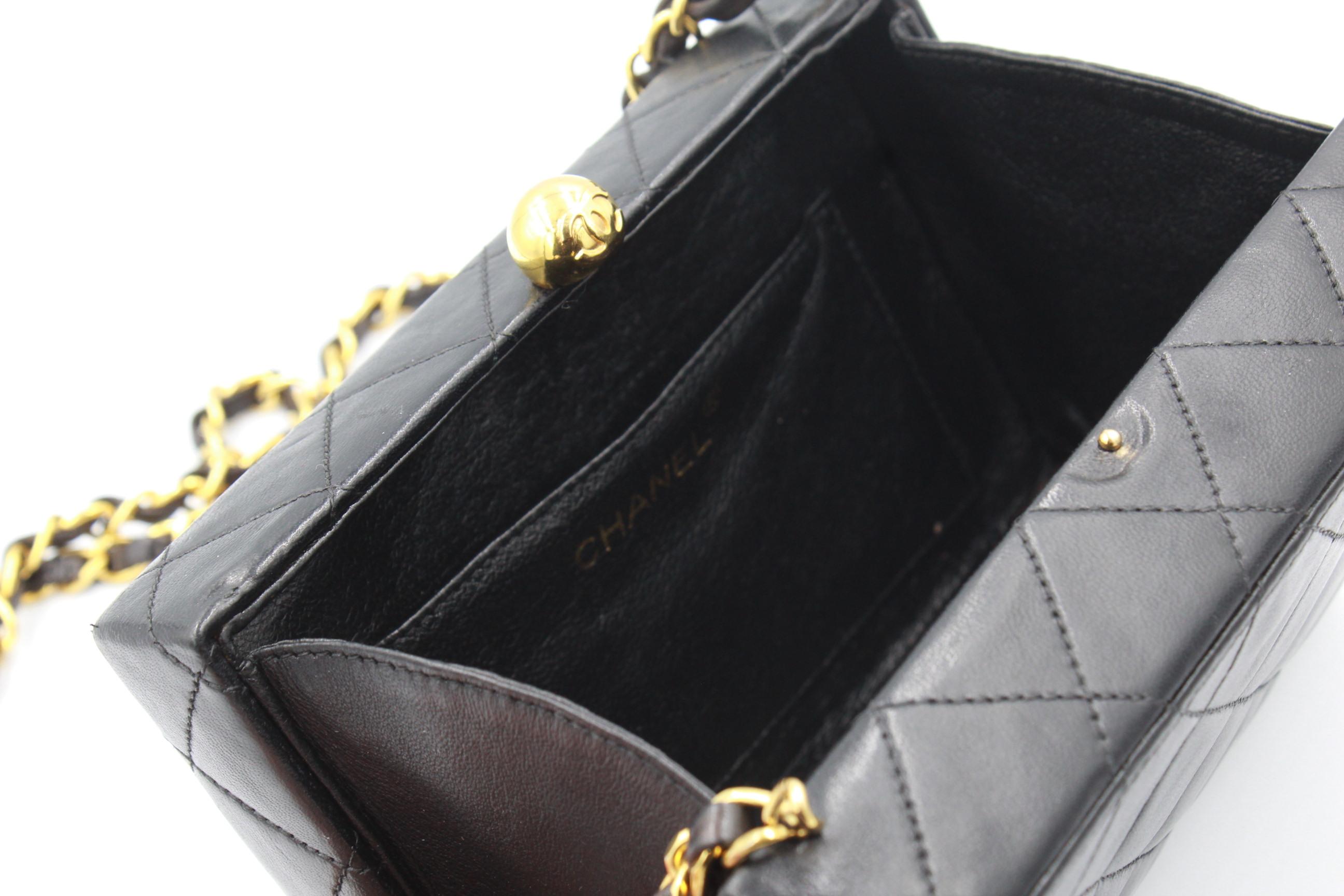Women's or Men's Chanel clutch shoulder bag in black leather