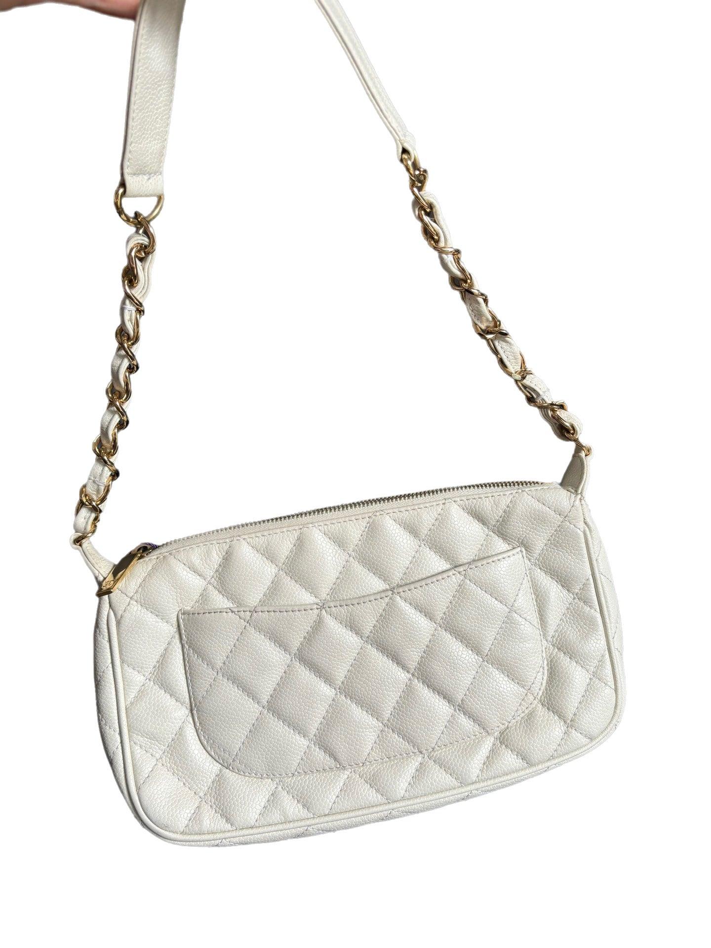 Chanel Clutch Bolso de hombro Piel Caviar Blanco Herrajes Dorados
 Estas son fotos profesionales de la bolsa real .
 
 
 
 
 
 
 ESTADO: MUY BUEN ESTADO
 
 Este artículo de segunda mano está en buen estado, con ligeras señales de uso. Esto puede