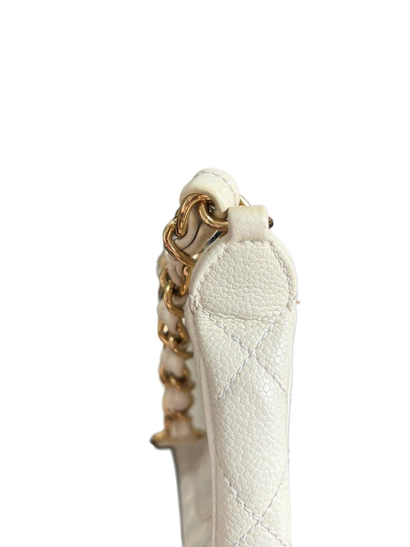 Chanel Clutch Bolso de hombro Piel Caviar Blanco Herrajes Dorados en Bueno estado para la venta en AUBERVILLIERS, FR