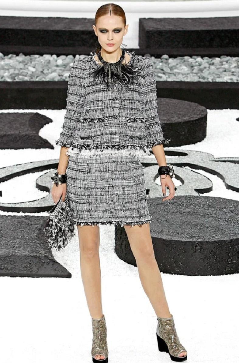 Chanel Clutch Silk Bag in Black and White Feathers, 2011 For Sale 10