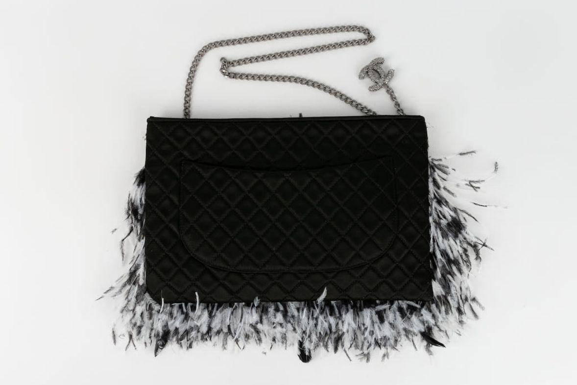 Chanel -(Made in France) Clutch style bag in quilted silk and black and white feathers. Pret-A-Porter Collection Summer 2011.

Additional information: 

Dimensions: 
Height: 25 cm, Width: 31 cm, Handle: 68 cm

Condition: 
Very good condition
Seller