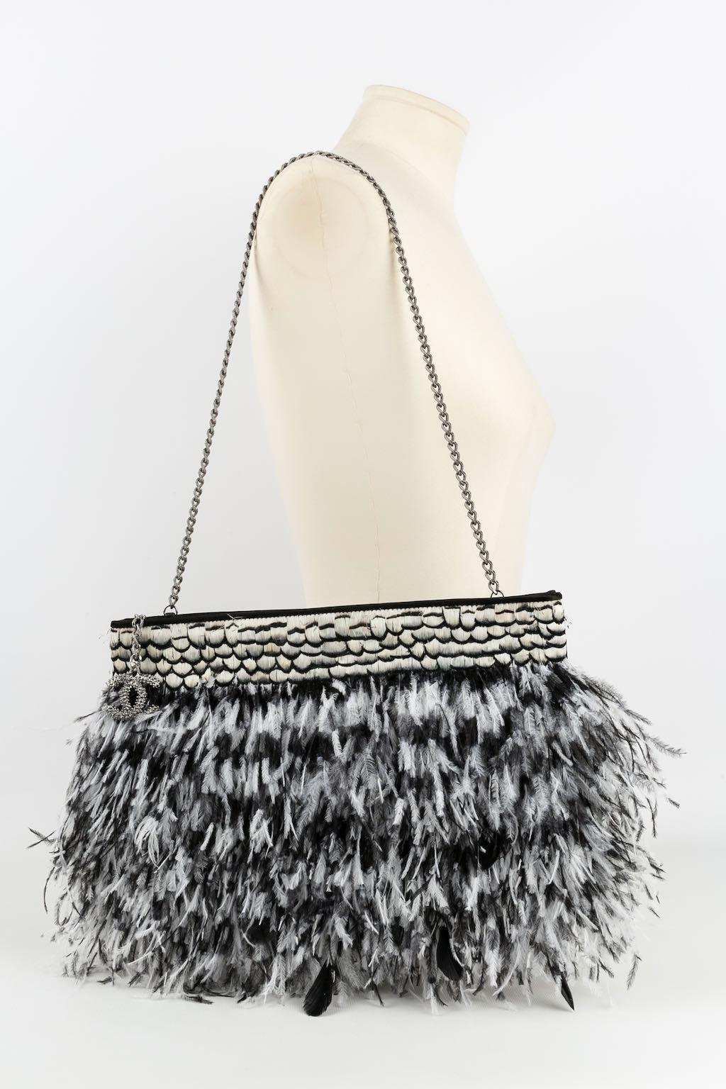 Chanel Clutch Silk Bag in Black and White Feathers, 2011 In Excellent Condition For Sale In SAINT-OUEN-SUR-SEINE, FR