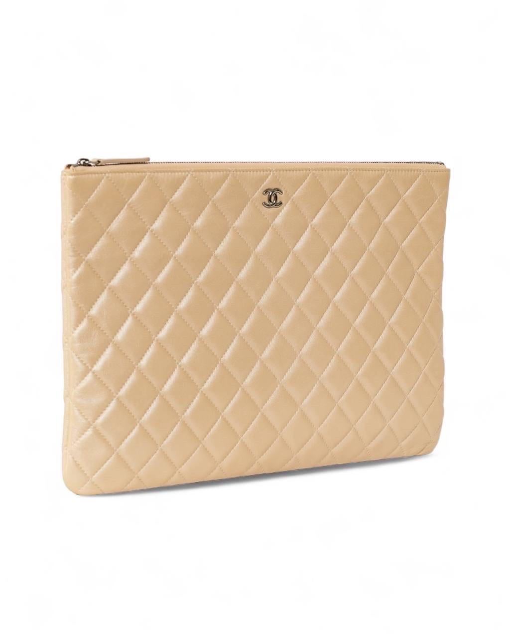 Clutch firmata Chanel, modello Iridescente Timeless, realizzata in pelle trapuntata beige con hardware argentati. Dotata di una chiusura superiore a zip, internamente rivestita in tela beige, abbastanza capiente. Anno di produzione 2016/2017,