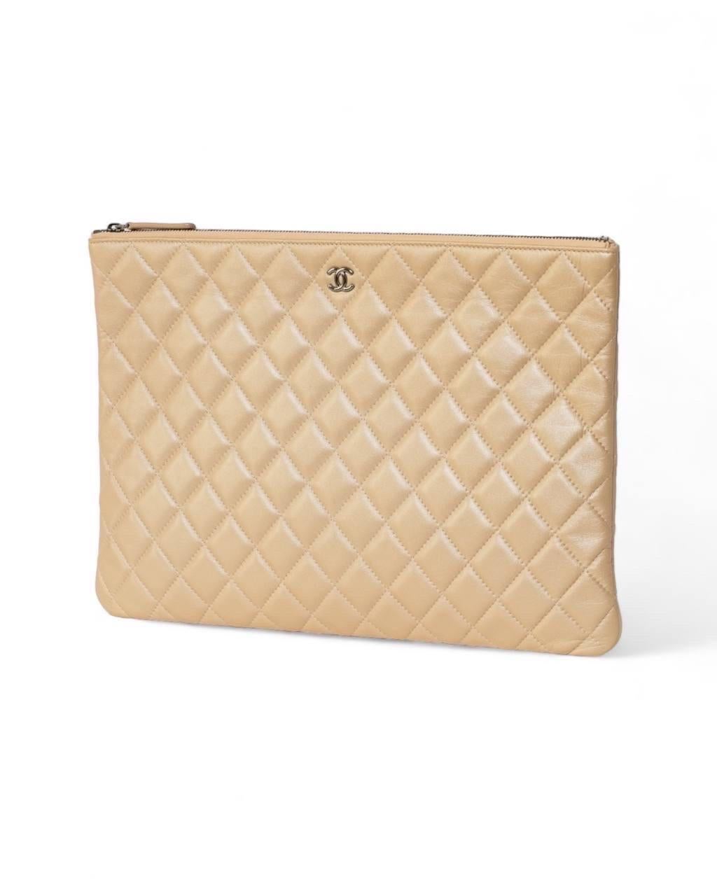 Chanel Clutch Timeless Iridescente Beige im Zustand „Gut“ im Angebot in Torre Del Greco, IT