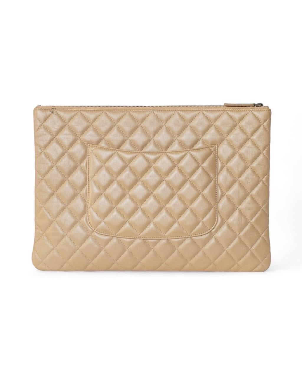Chanel Clutch Timeless Iridescente Beige Damen im Angebot