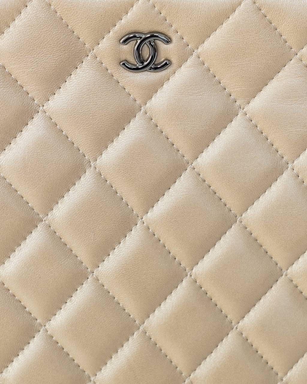 Chanel Clutch Timeless Iridescente Beige im Angebot 3