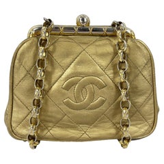 Timeless Chanel limited edition medium Clutch bag iridescent gold leather  with gold chain Golden ref.899929 - Joli Closet