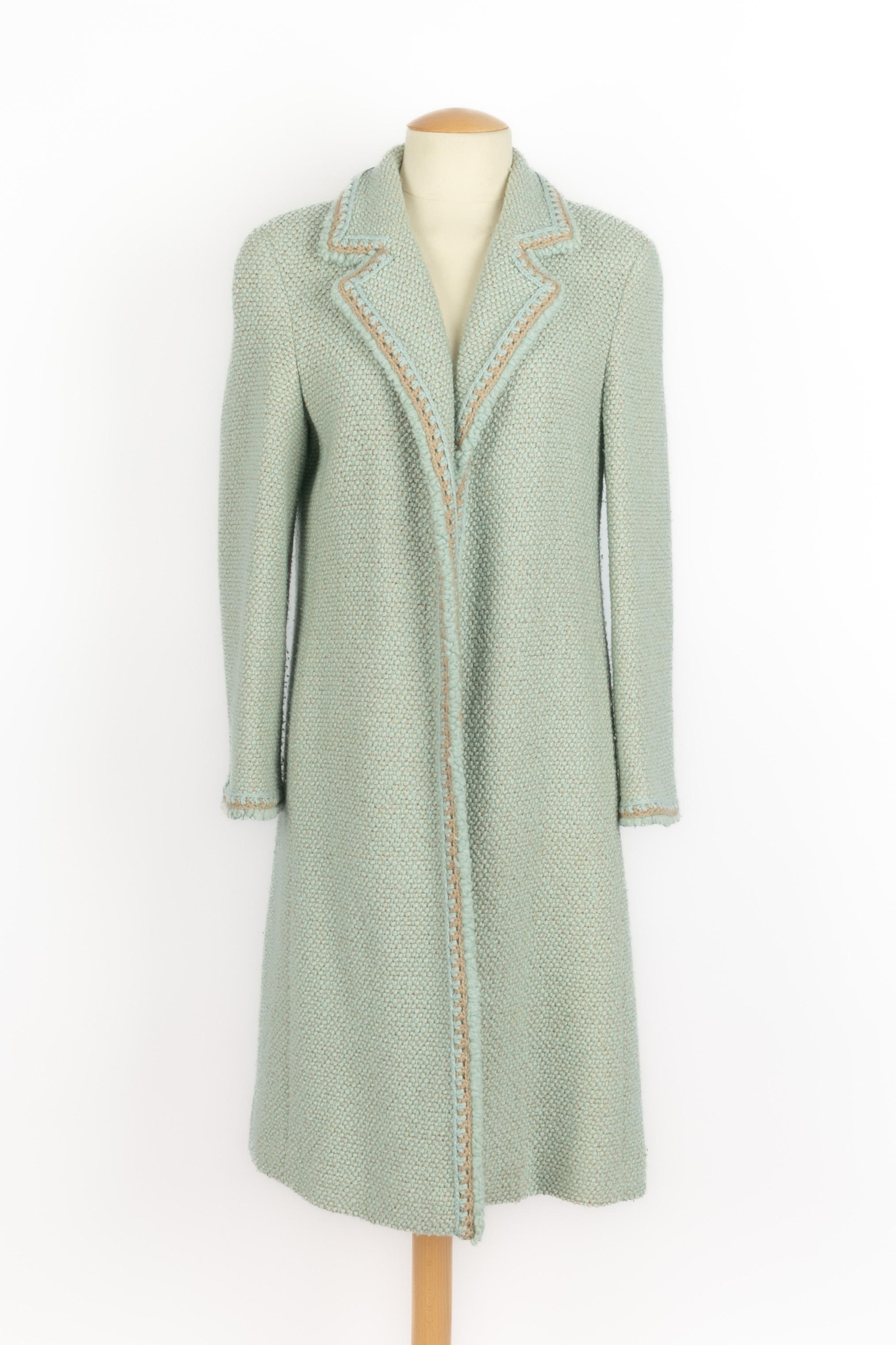 CHANEL - (Made in France) Himmelblauer Wollmantel mit Seidenfutter. Größe 36FR. 2000 Herbst-Winter Collection unter der künstlerischen Leitung von Karl Lagerfeld.

Bedingung:
Sehr guter Zustand

Abmessungen:
Schulterbreite: 42 cm - Brustumfang: 46