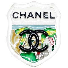 CHANEL Épingle d'armoiries en métal argenté plaqué