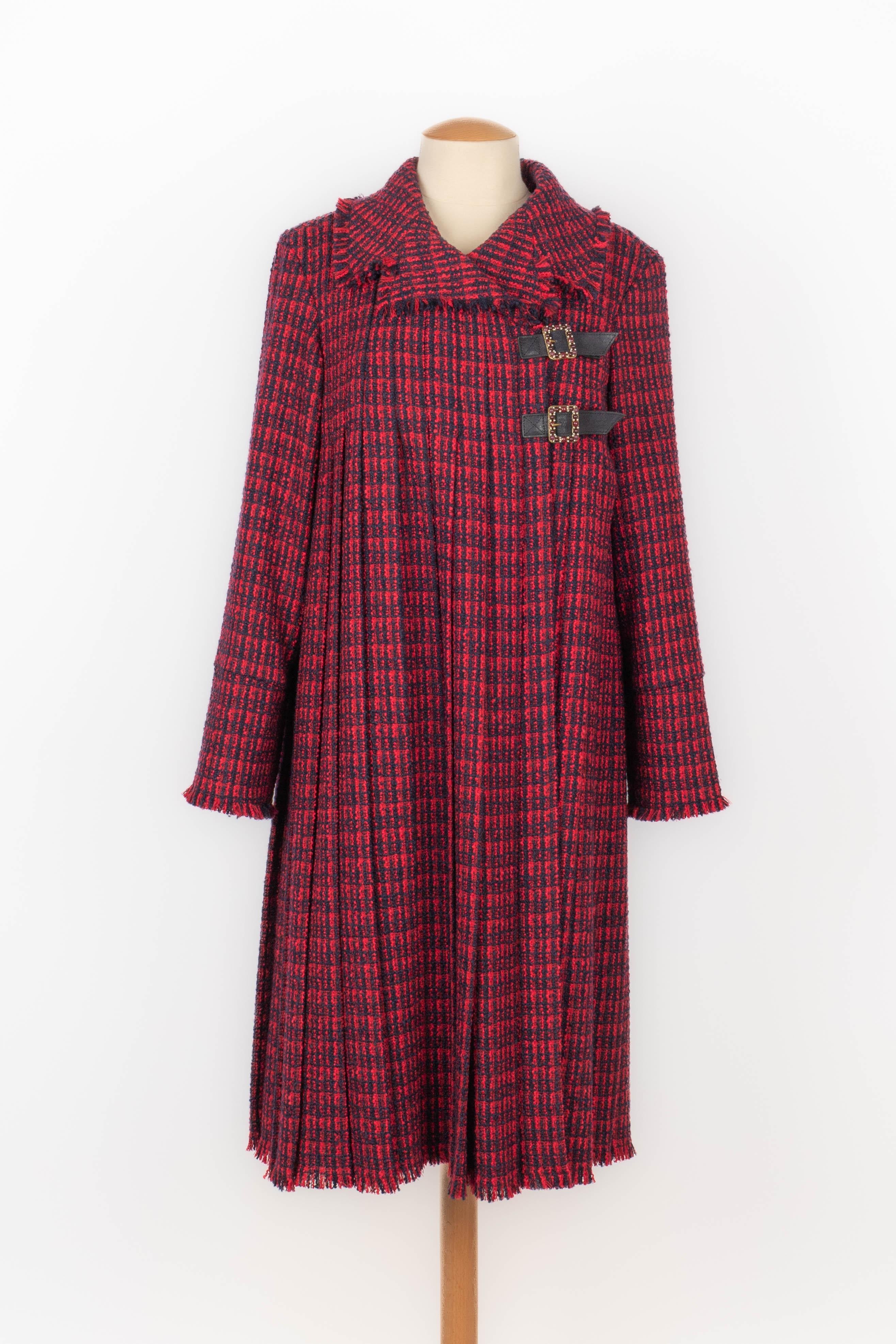 CHANEL - (Made in France) Blue and red wool coat with a navy-blue silk lining. Size 40FR. 2013 Paris-Edinburgh Art Profession Collection under the artistic direction of Karl Lagerfeld.

Condition:
Very good condition

Dimensions:
Shoulder width: 42