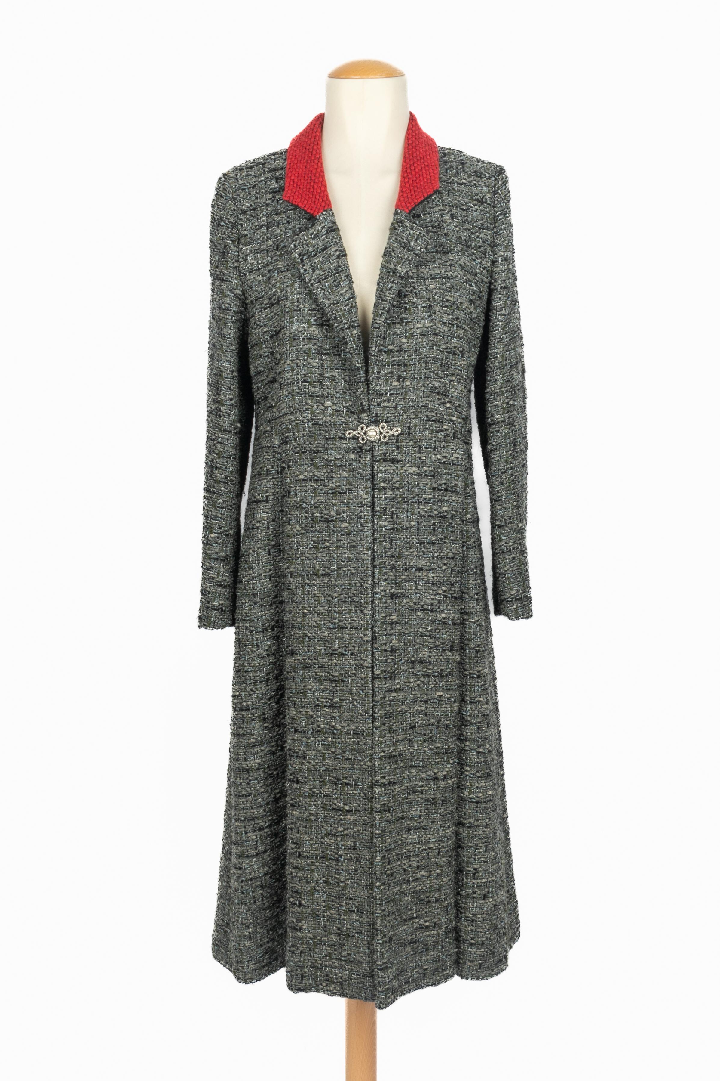 CHANEL - (Made in France) Cappotto lungo in tweed nei toni del grigio, del verde e dell'argento, con colletto in lana rossa e chiusura con bottoni brandenburg in metallo argentato. Taglia 38FR indicata. Collezione Pre-fall 2015 PAris-Salzburg