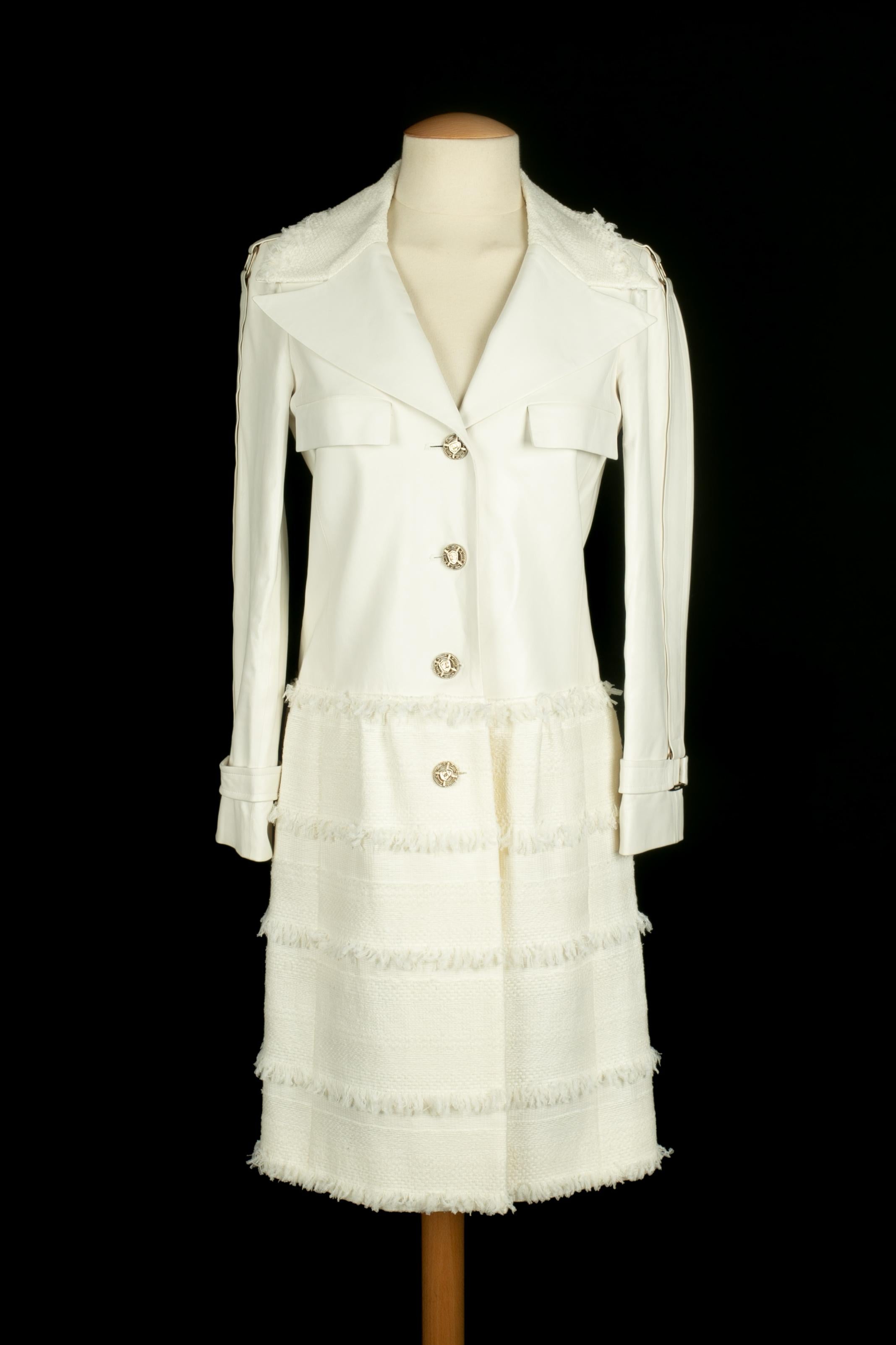 Chanel - (Made in France) Cappotto in pelle di agnello e tweed di colore bianco. Bottoni in metallo color champagne. Taglia 34FR indicata. Collezione primavera-estate 2008 sotto la direzione artistica di Karl Lagerfeld.

Condizioni:
Ottime
