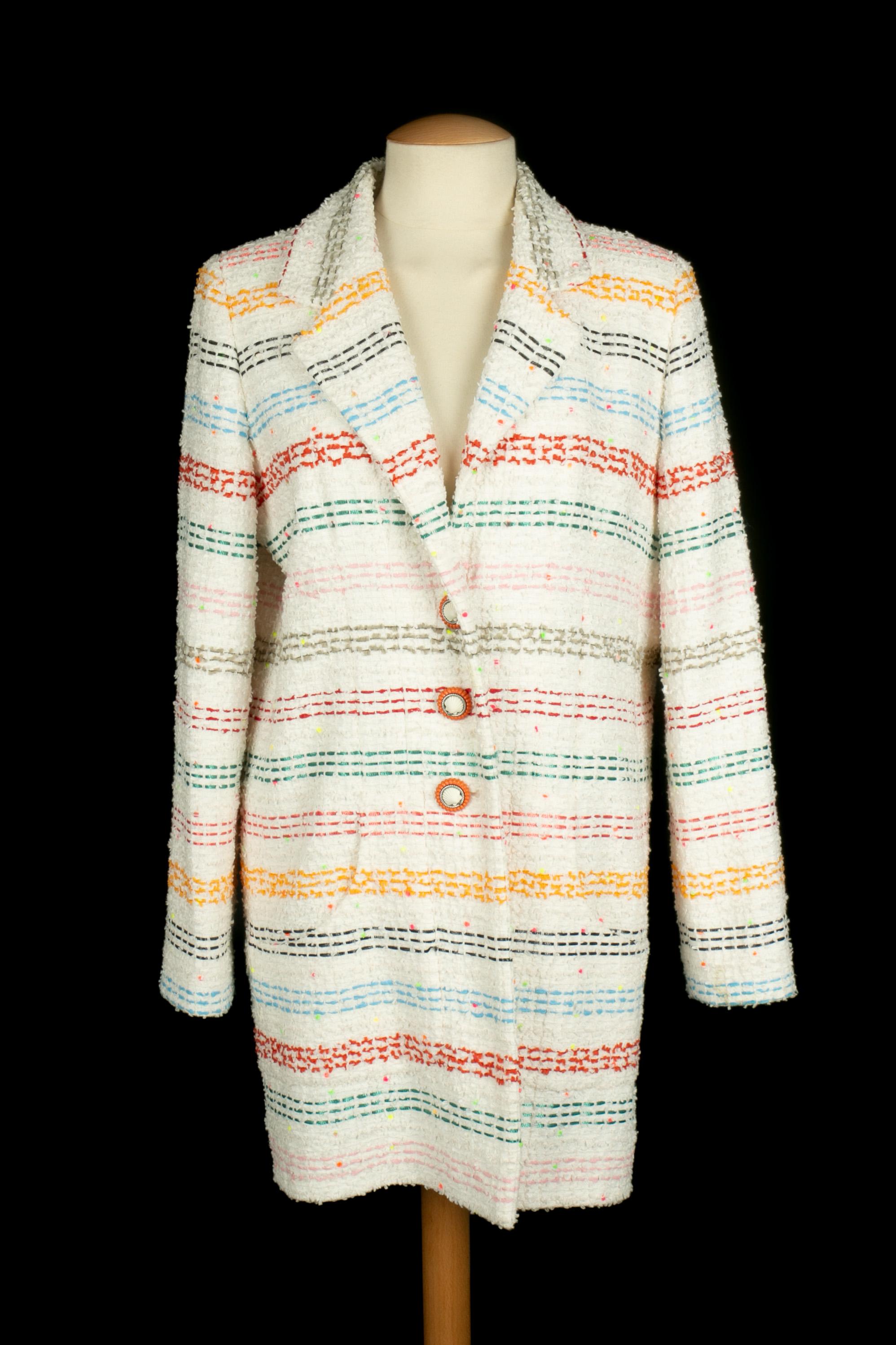Chanel - (Made in France) Cappotto in tweed bianco sfrangiato multicolore con bottoni in resina color corallo che rappresentano una conchiglia bianca. Taglia 34FR indicata. Collezione Primavera-Estate 2019 sotto la direzione artistica di Karl