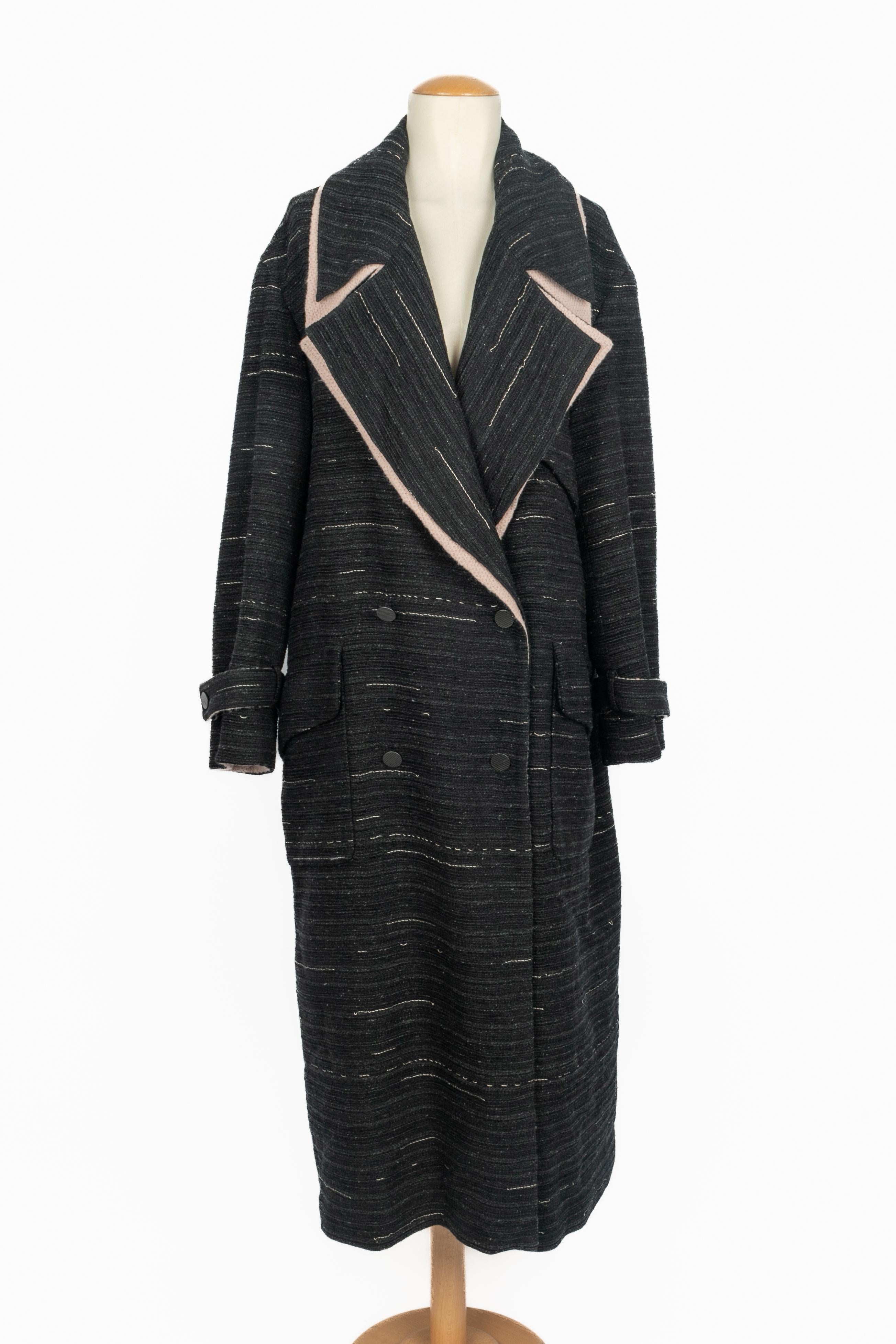 CHANEL - (Made in France) Cappotto lungo in tweed nero screziato con interno in lana rosa e collo a bavero rimovibile. Taglia 40FR indicata. Collezione Autunno-Inverno 1999 sotto la direzione artistica di Karl Lagerfeld.

Condizioni:
Ottime