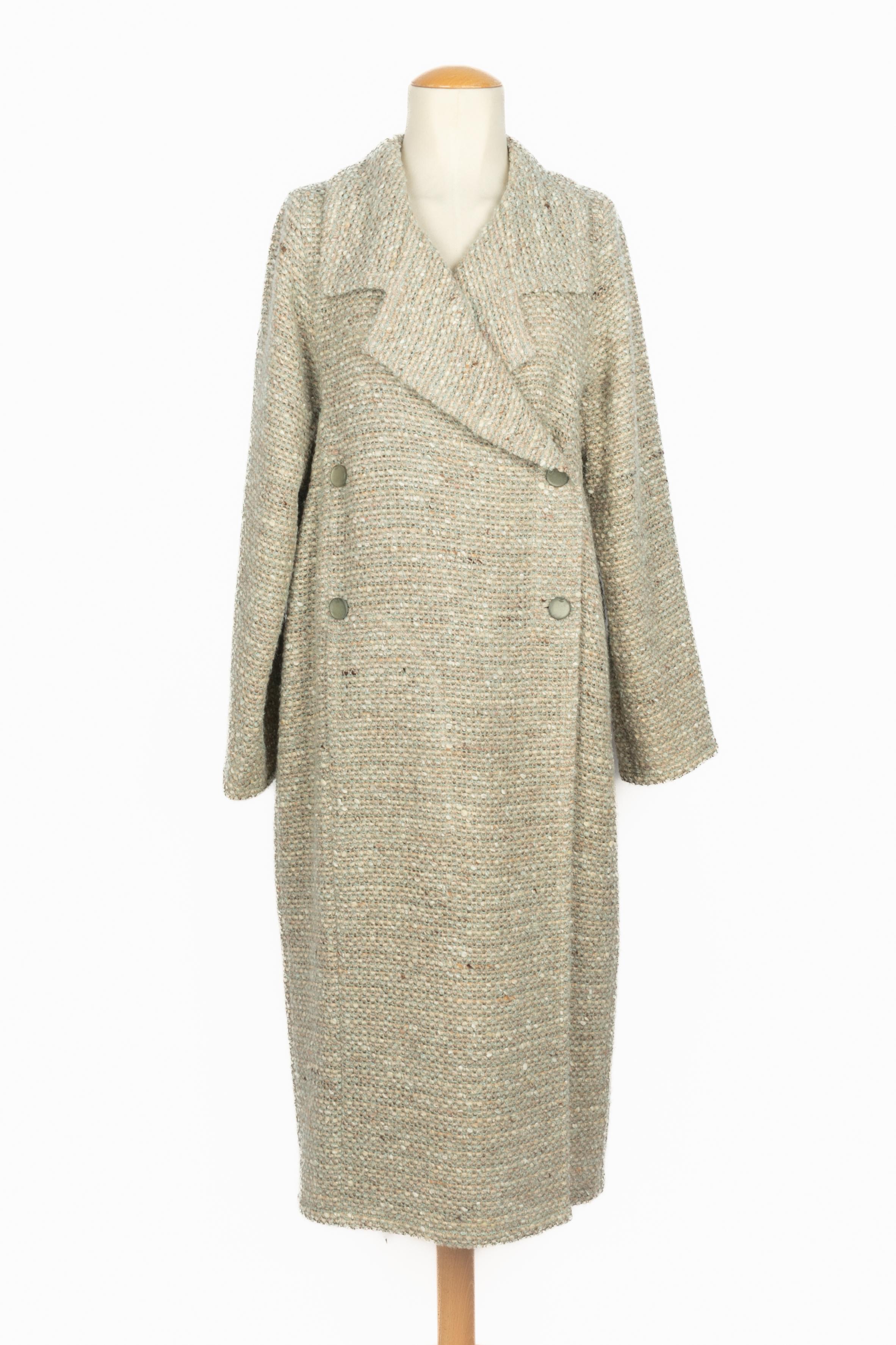 CHANEL - (Made in France) Cappotto lungo in tweed nei toni del blu, bianco e beige. Bottoni in resina. Taglia 40FR indicata. Collezione Autunno-Inverno 1999 sotto la direzione artistica di Karl Lagerfeld.

Condizioni:
Ottime