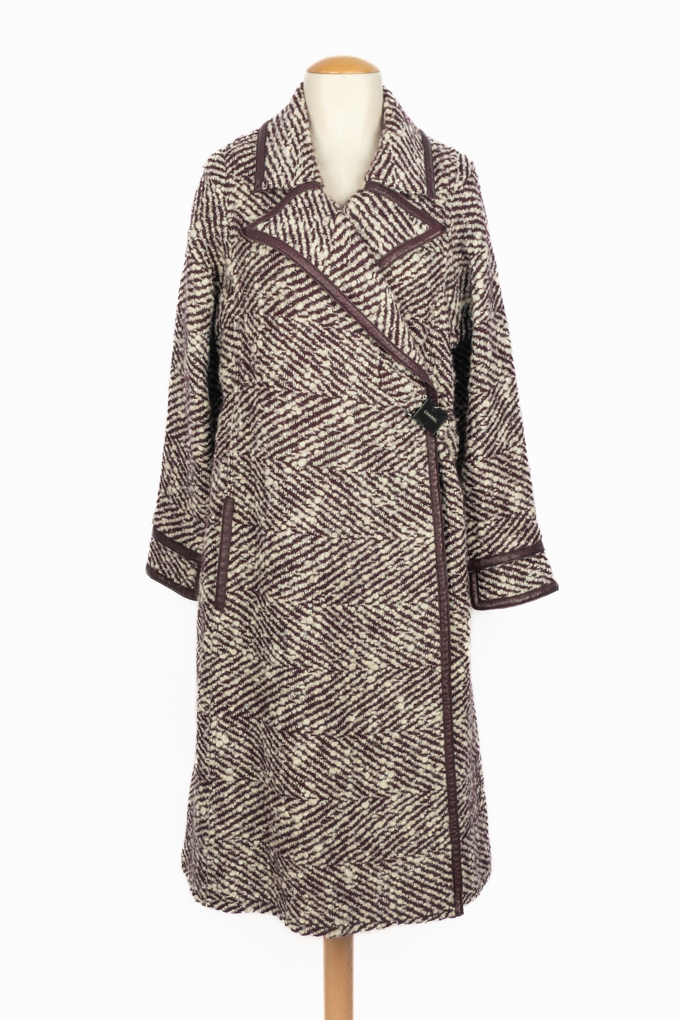 Chanel - (Made in France) Cappotto in tweed di lana bianco e malva con bordi in pelle e fibbia in metallo argentato. Taglia 36FR indicata. Collezione Autunno-Inverno 2000 sotto la direzione artistica di Karl Lagerfeld.

Condizioni:
Ottime