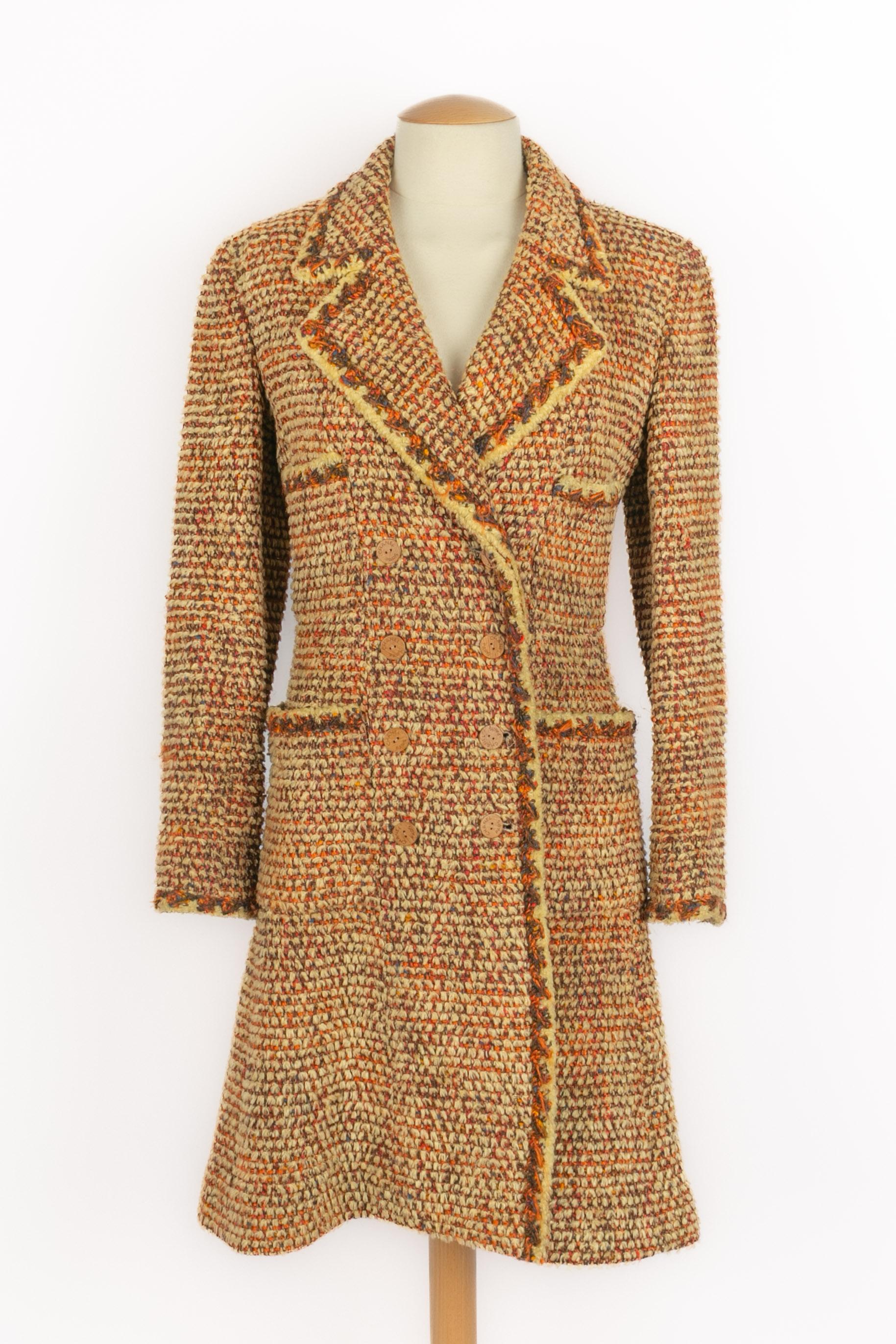 CHANEL - (Made in France) Cappotto in tweed arancione, beige e marrone con bottoni in legno. Taglia 36FR indicata. Collezione Autunno-Inverno 2001 sotto la direzione artistica di Karl Lagerfeld.

Condizioni:
Ottime condizioni

Dimensioni:
Larghezza