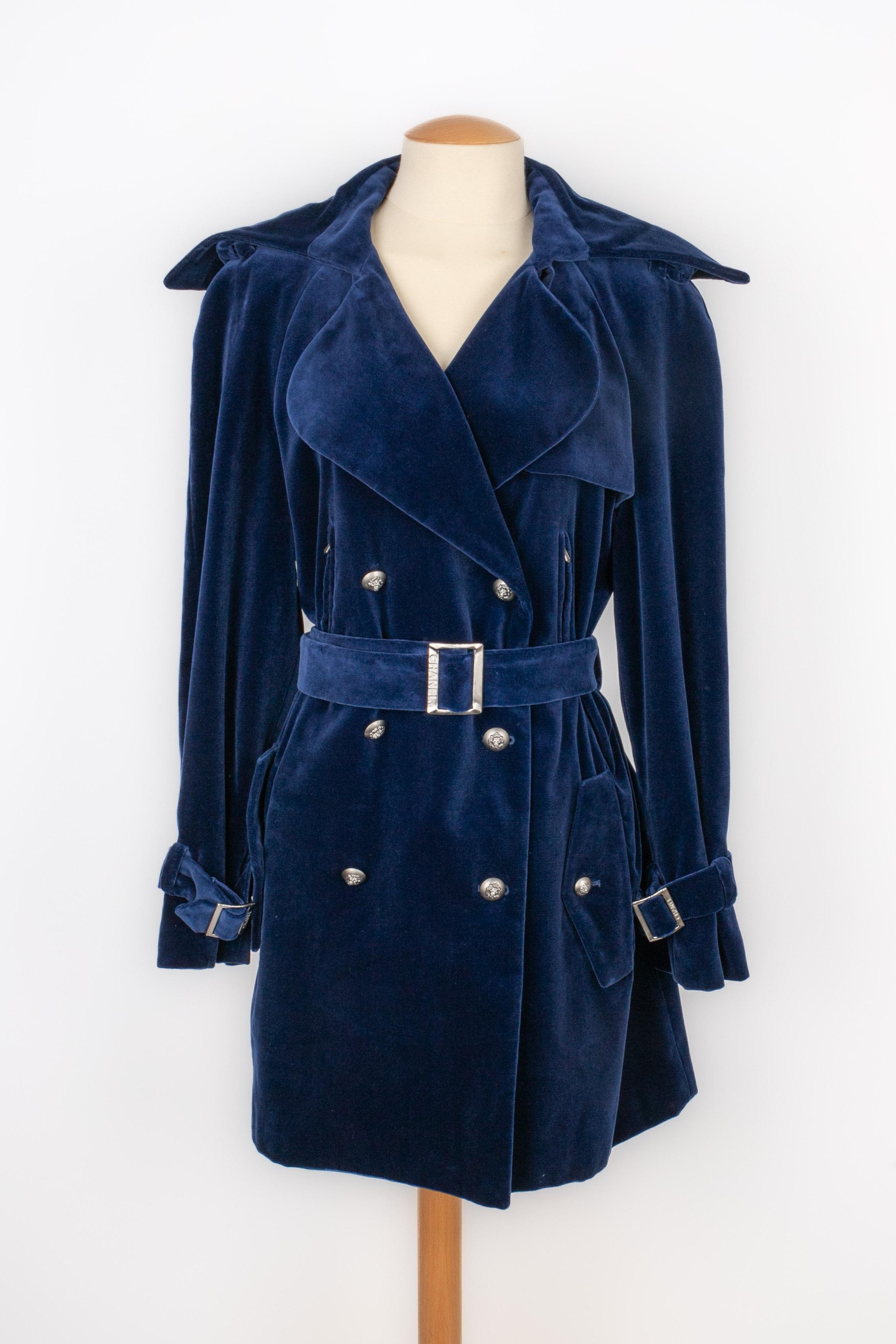 CHANEL - (Made in France) Blue velvet coat with silvery metal lion head buttons. Size 42FR indicated. 2008 Fall-Winter Collection, under the artistic direction of Karl Lagerfeld.

Condition:
Very good condition

Dimensions:
Shoulder width: 44 cm -