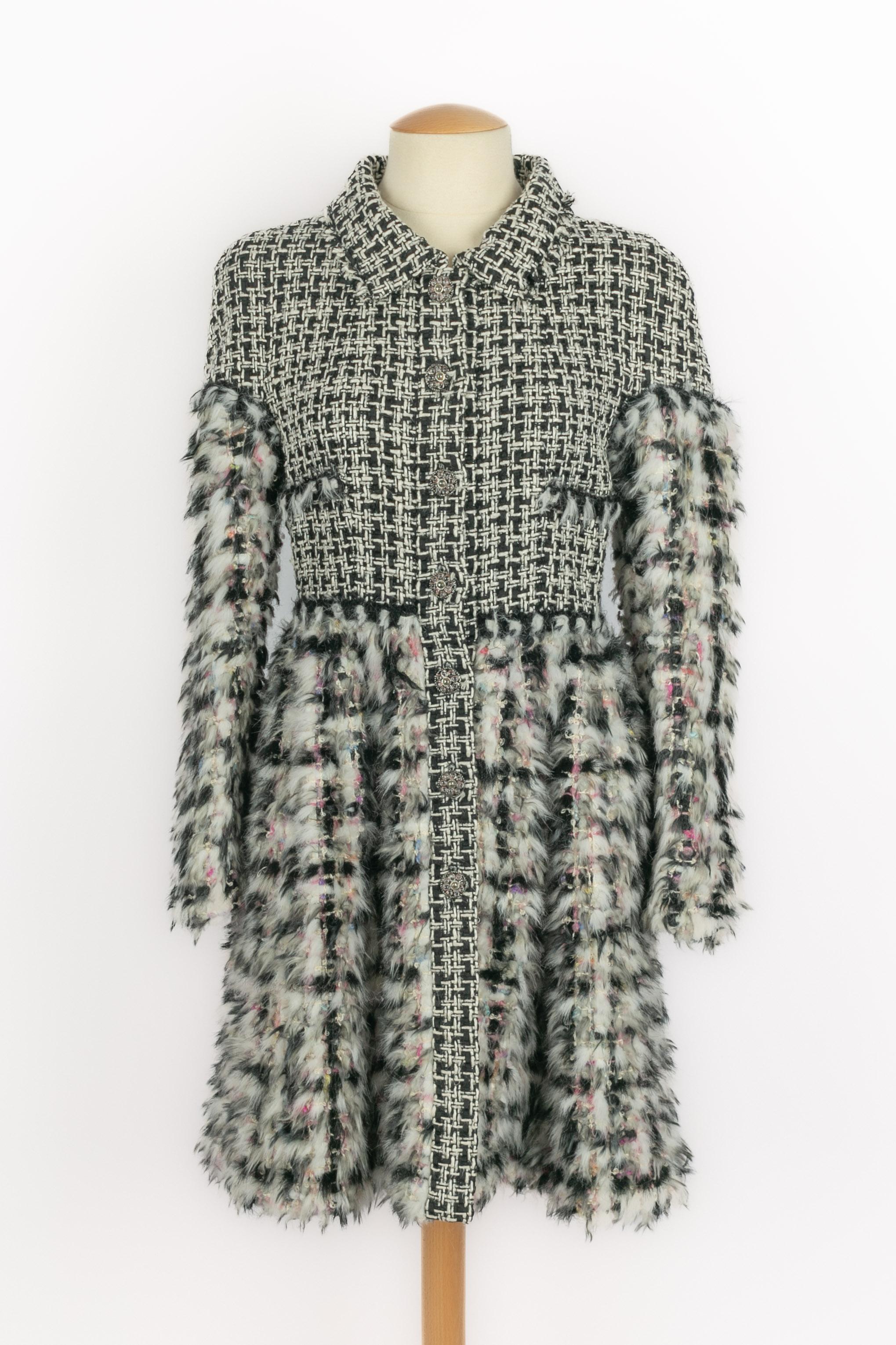 CHANEL - (Made in France) Cappotto in tweed multicolore screziato con pelliccia sintetica bianca e nera. Bottoni per gioielli in metallo argentato con pasta di vetro. Taglia 38FR indicata. Collezione Autunno-Inverno 2010 sotto la direzione artistica